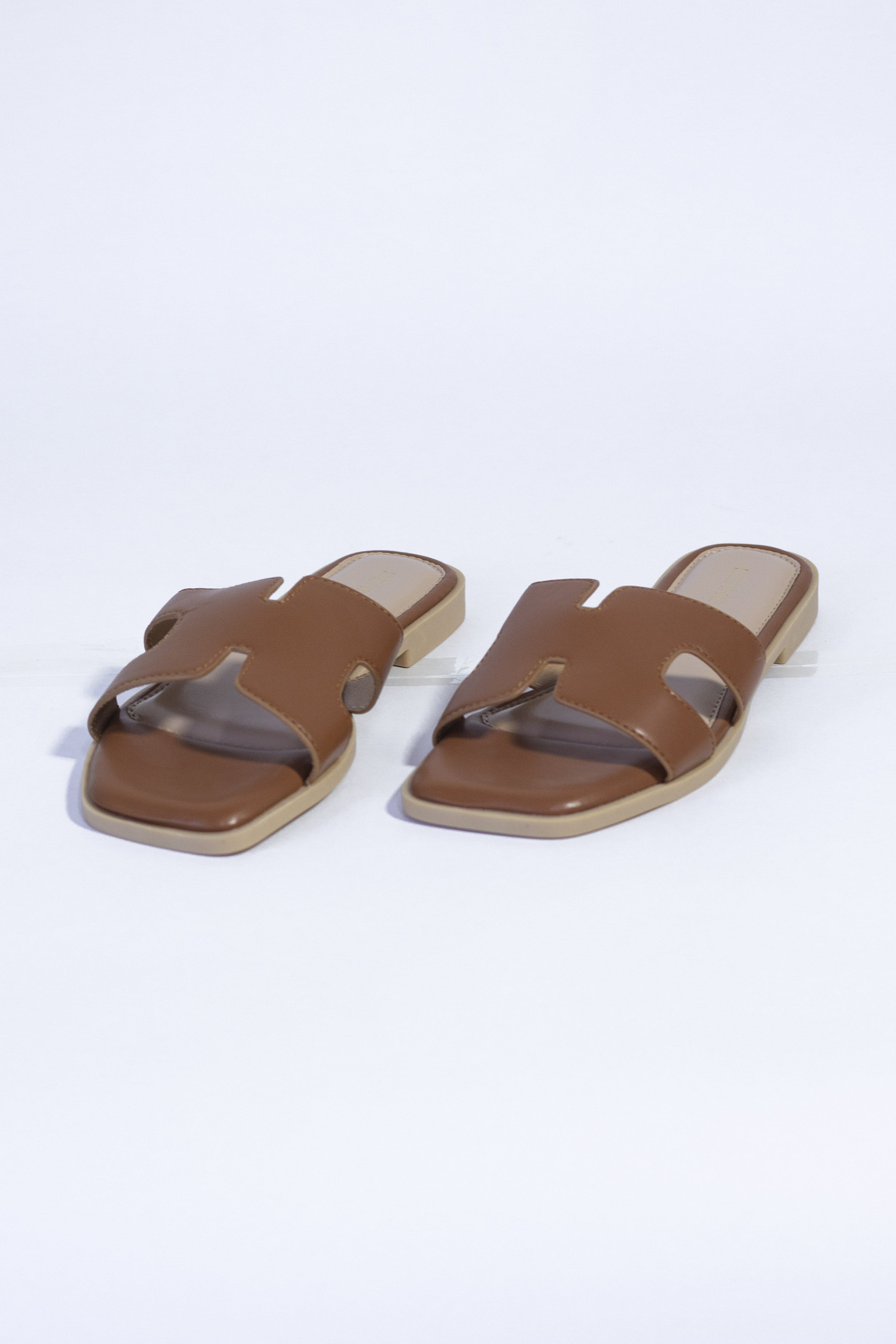 Sandalia plana estilo H