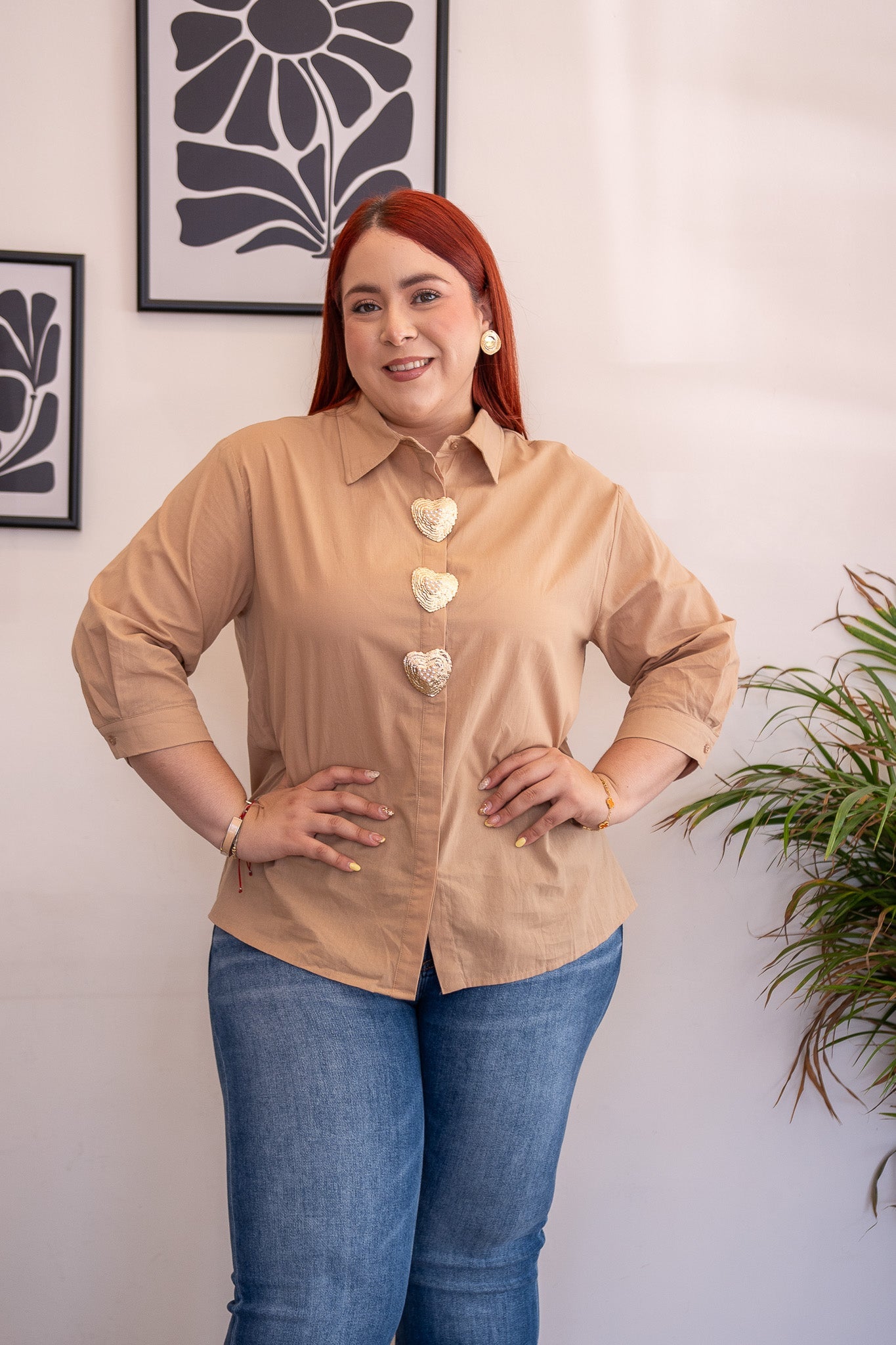 Camisa Curvy Lisa Detalle Botones Dorados Manga Larga Beige