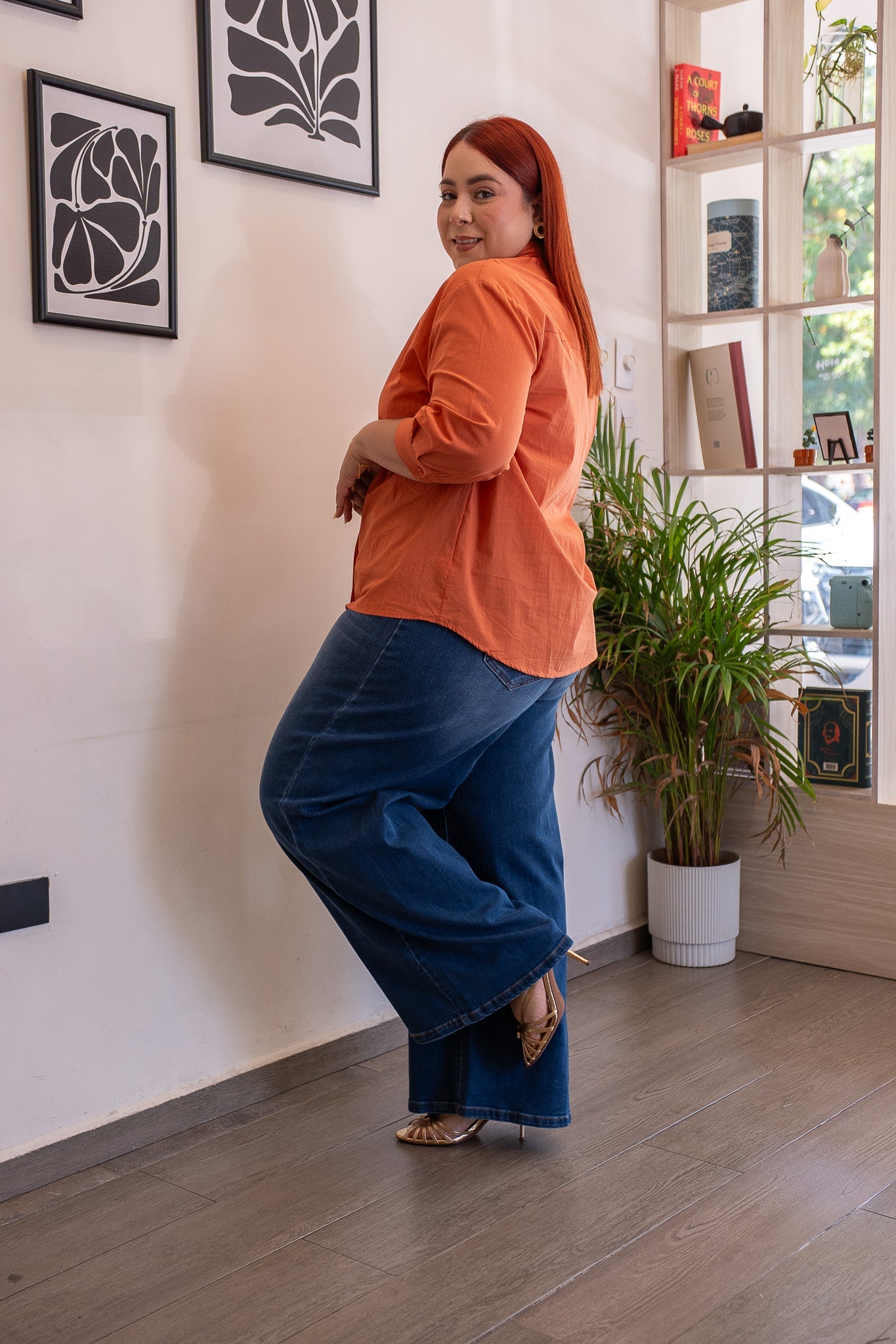 Camisa Curvy Lisa Detalle Botones Dorados Manga Larga Naranja