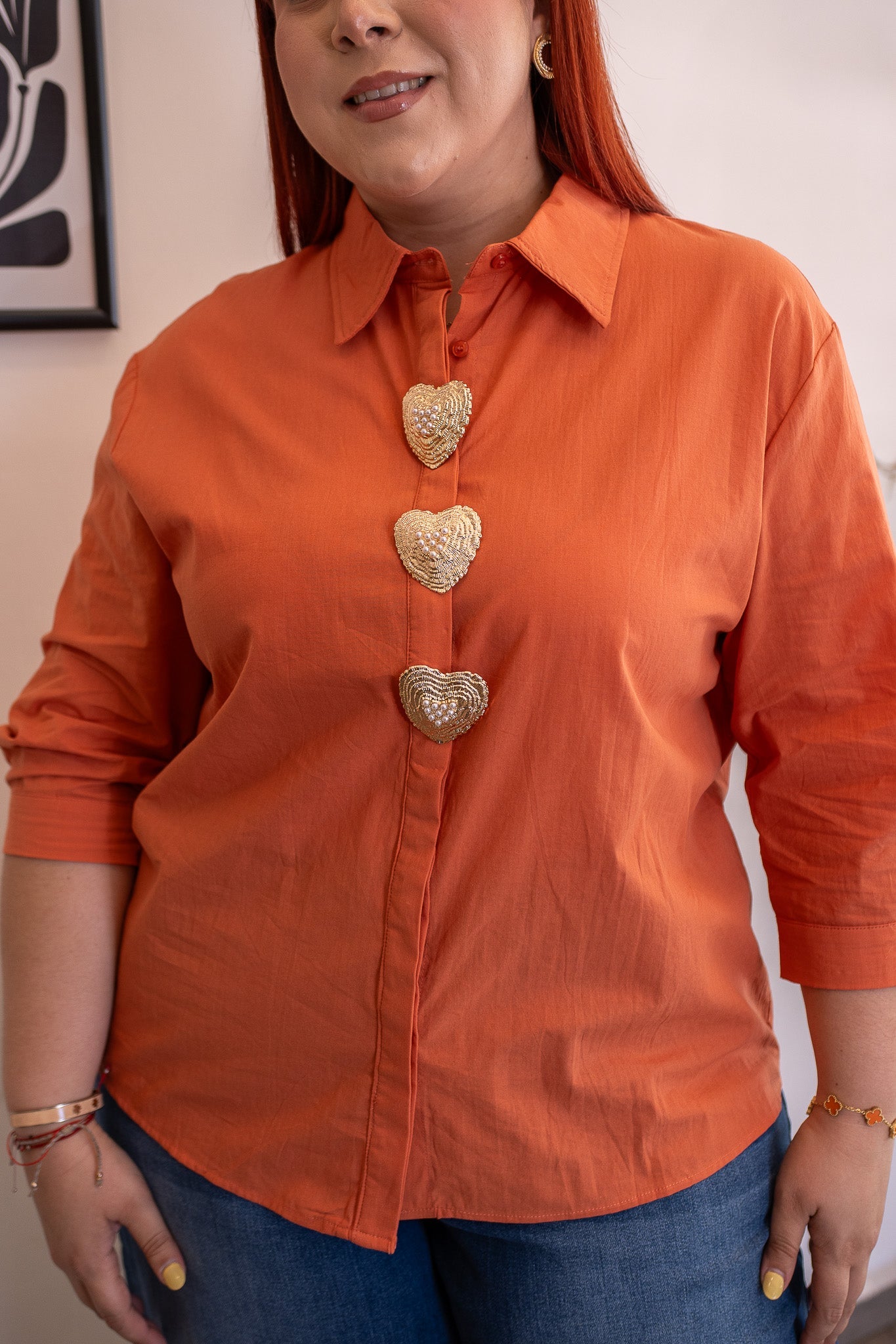 Camisa Curvy Lisa Detalle Botones Dorados Manga Larga Naranja