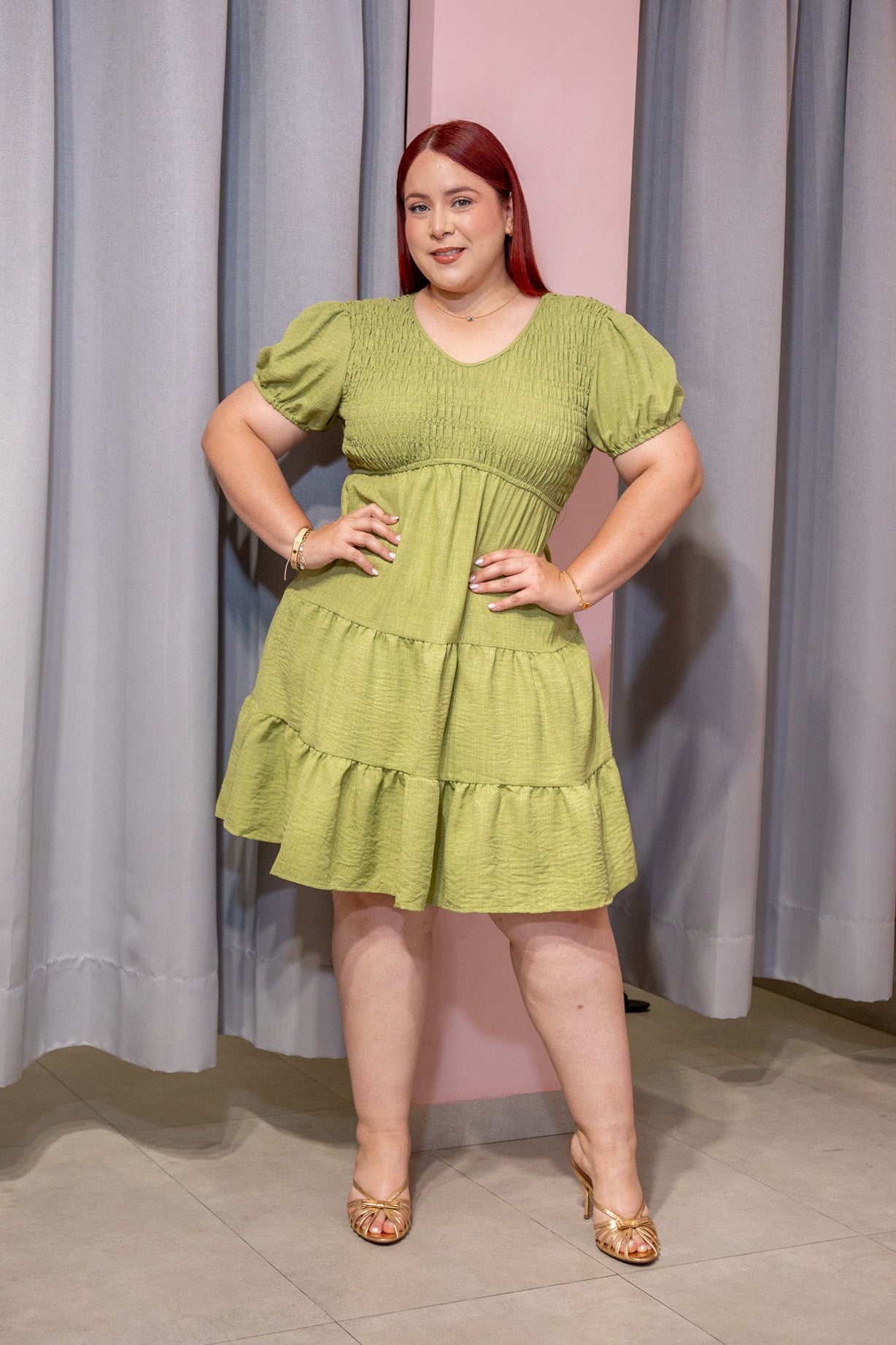 Vestido Corto Curvy Escote V Resorte Manga Abullonada Verde Olivo