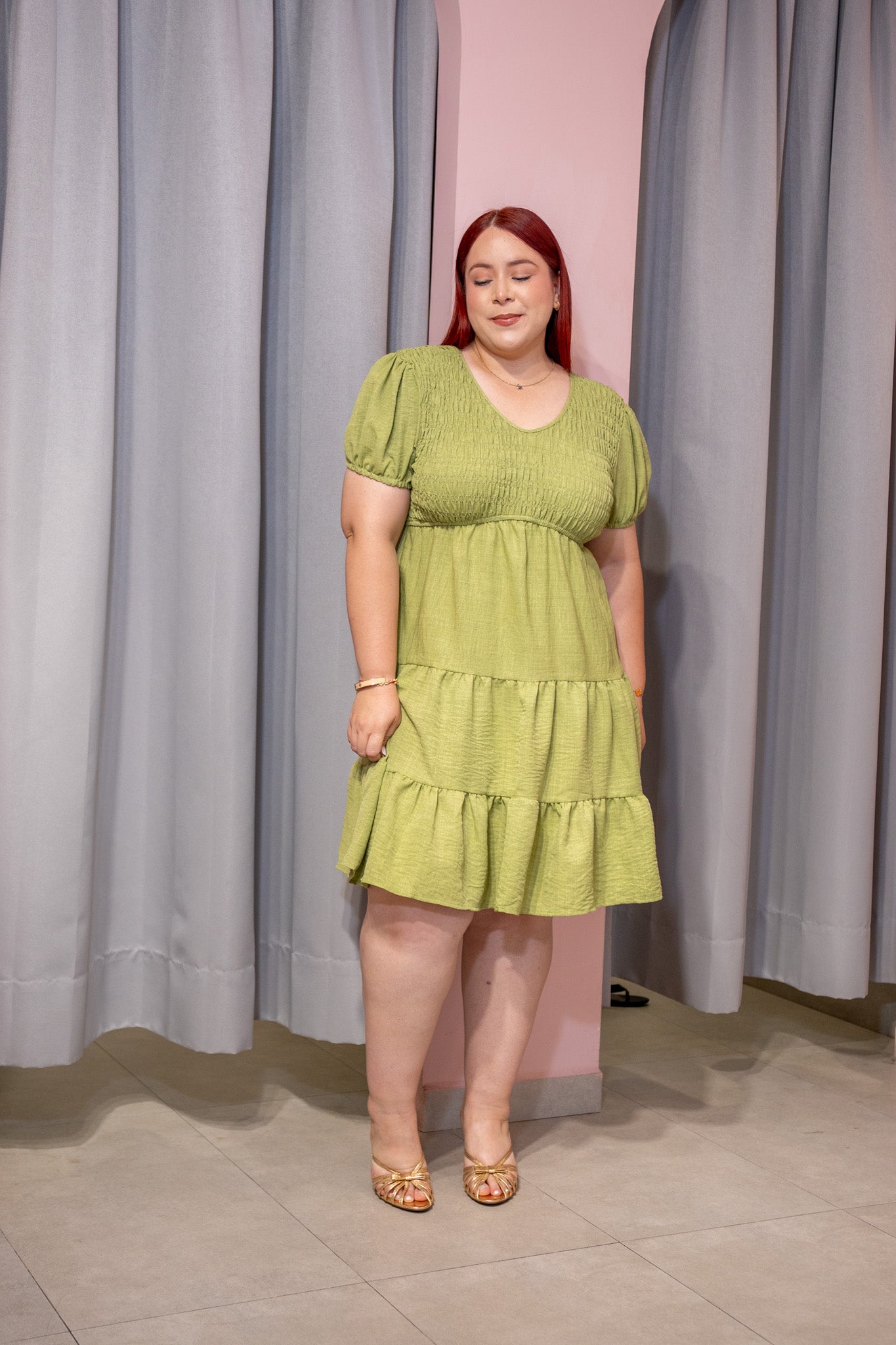 Vestido Corto Curvy Escote V Resorte Manga Abullonada Verde Olivo
