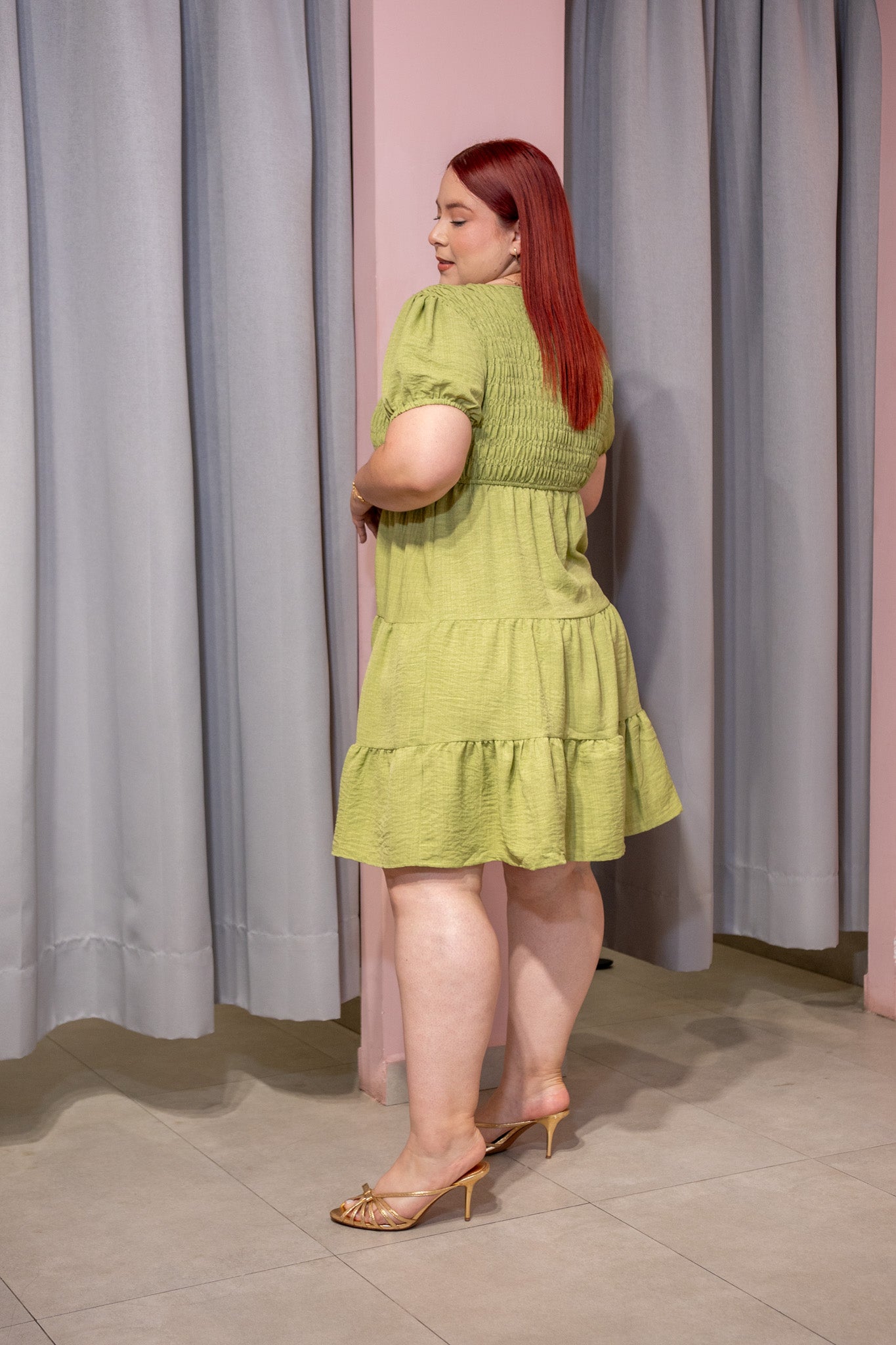 Vestido Corto Curvy Escote V Resorte Manga Abullonada Verde Olivo