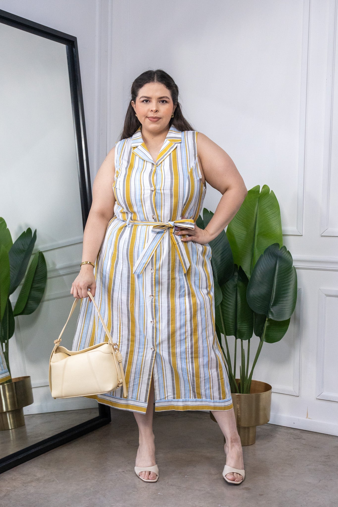 Modelo curvy usando Vestido Curvy Sin Manga con Lineas Blanco, talla extra plus size