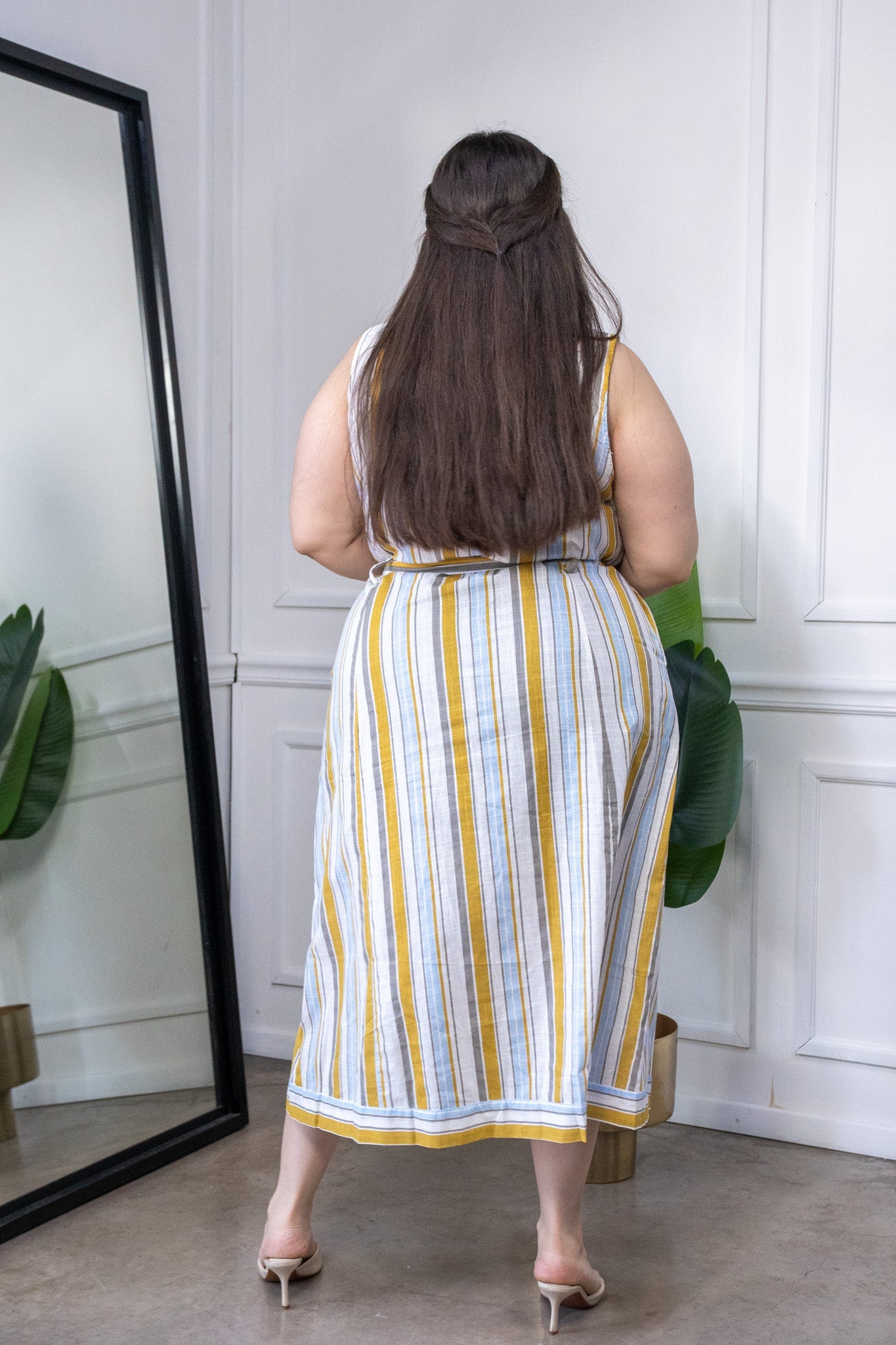 Modelo curvy usando Vestido Curvy Sin Manga con Lineas Blanco, talla extra plus size