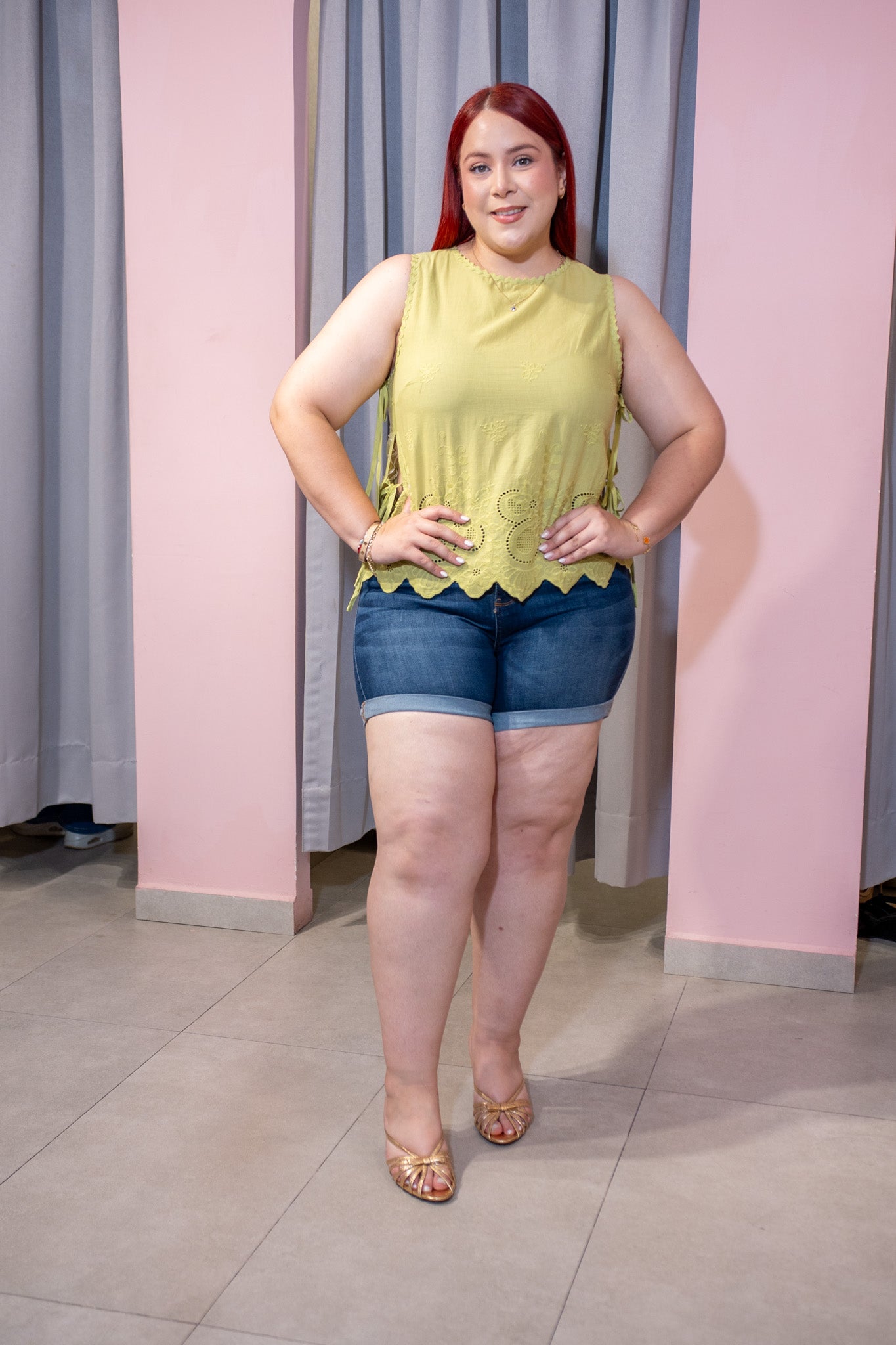 Blusa Curvy Sin Manga, Bordado Escote Redondo Verde Limon
