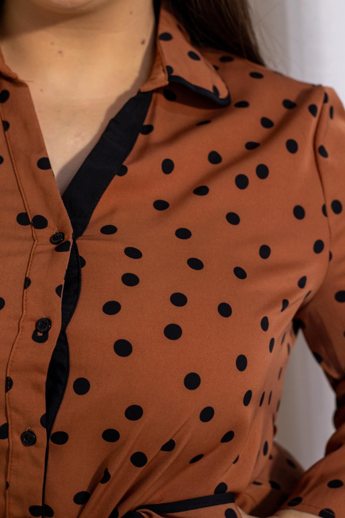Vestido Camisero Polka con Lazo Curvy Café