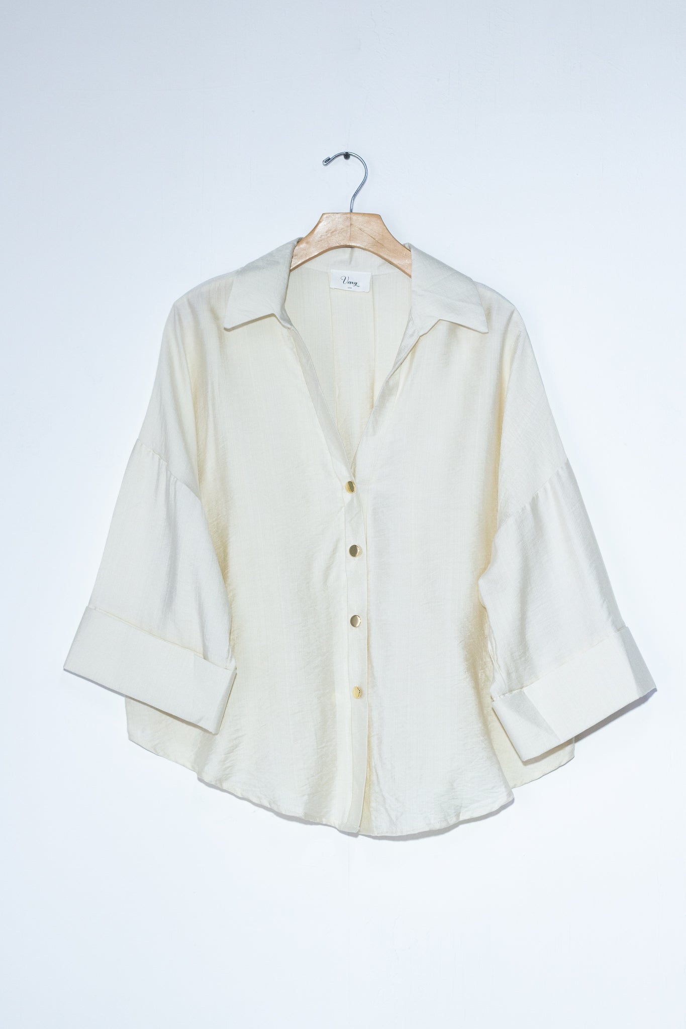 Camisa lisa boton dorado