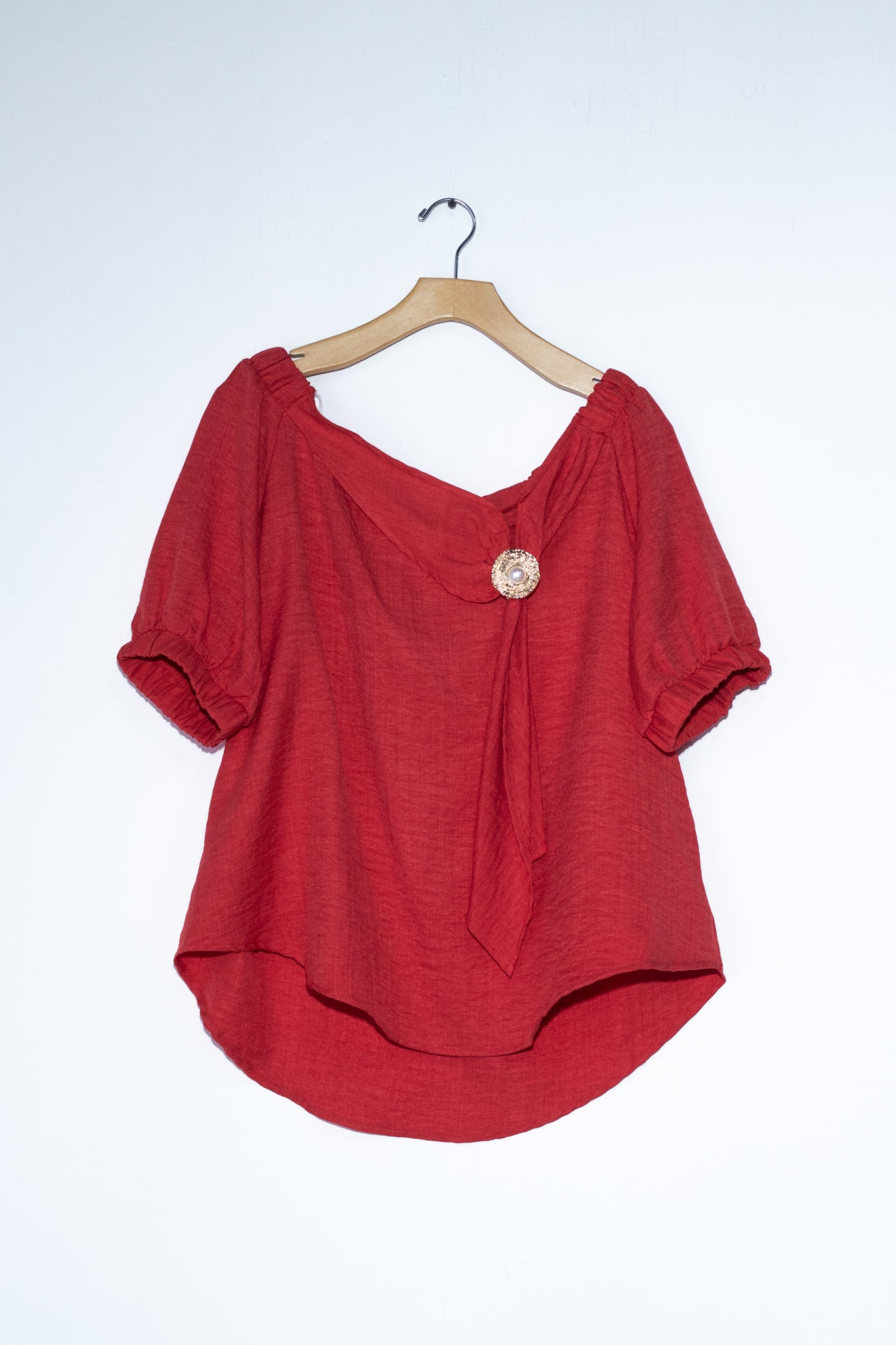 Blusa off shoulder c/boton