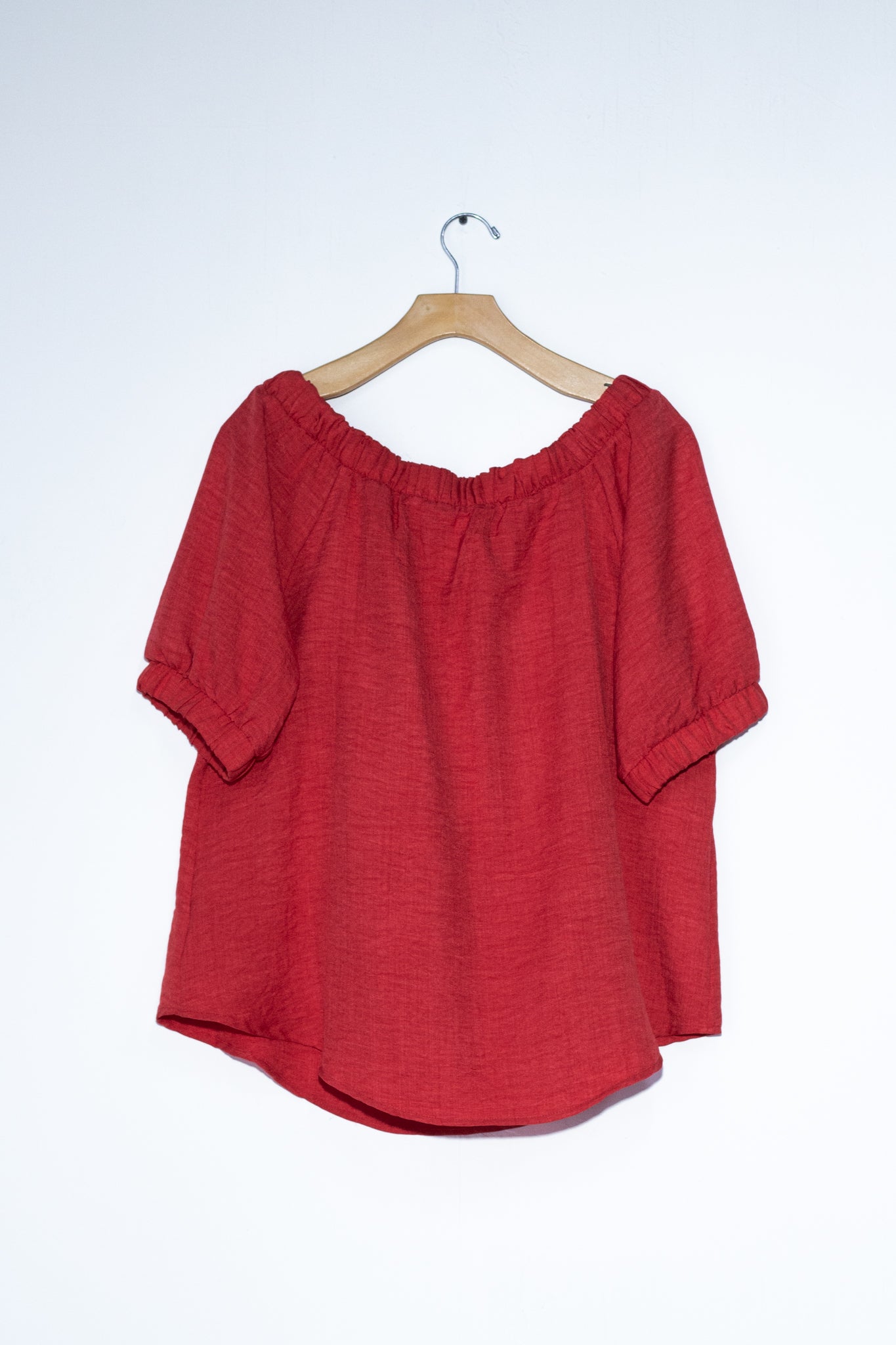 Blusa off shoulder c/boton