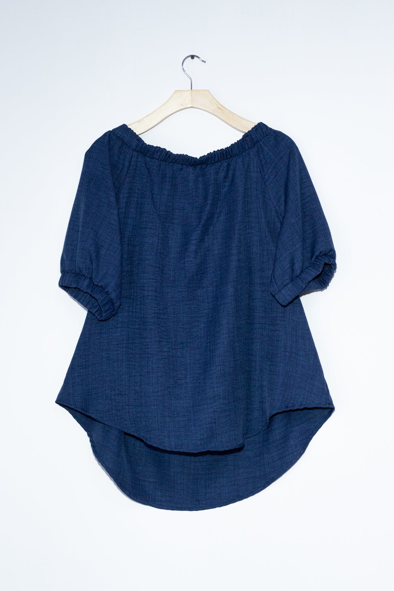 Blusa off shoulder c/boton