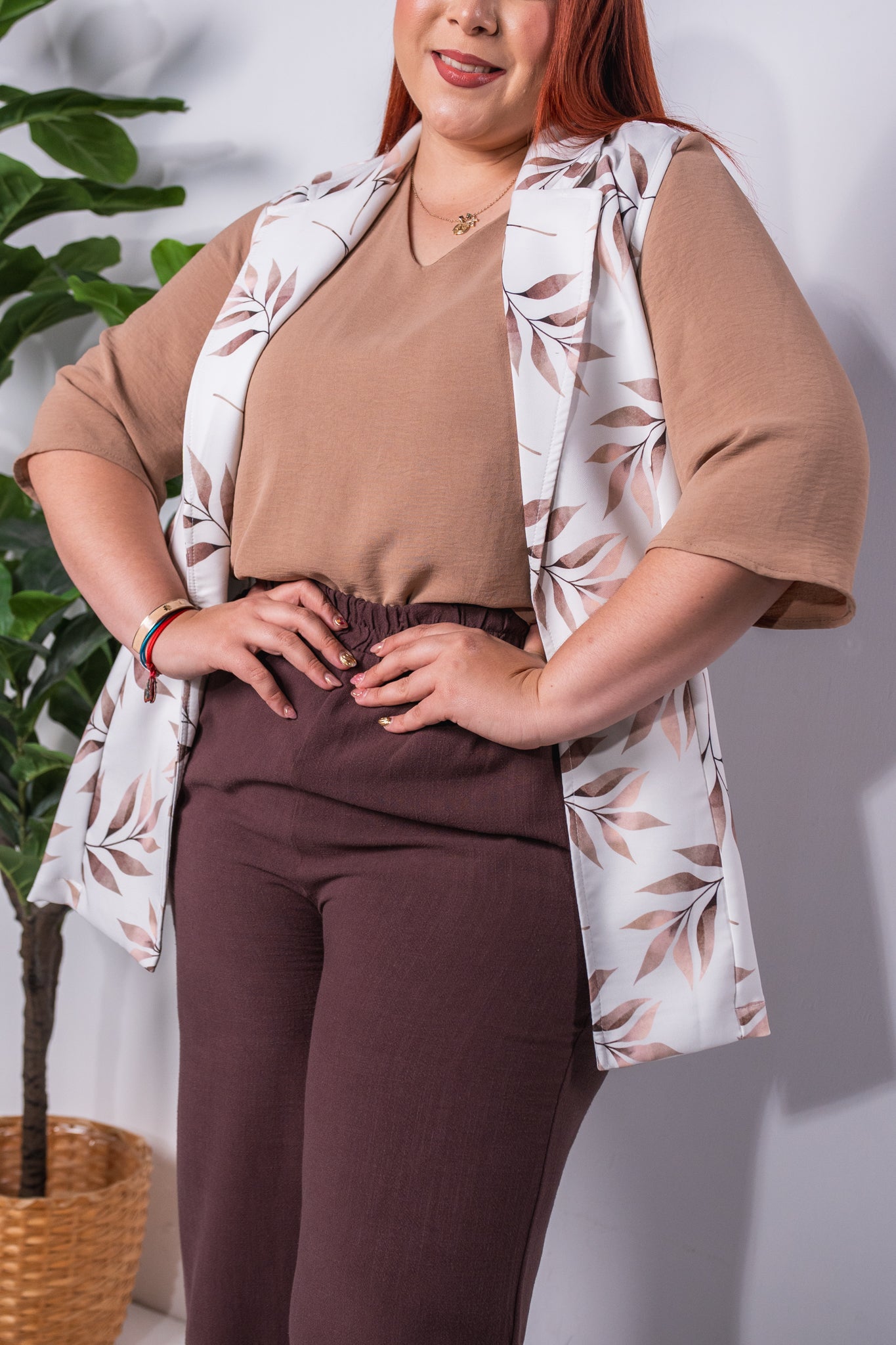 Blusa lisa cuello V cafe