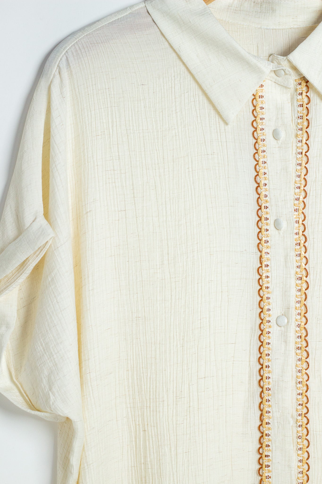 Camisa Curvy Lino Manga Corta Bordado Galon Placket Ivory