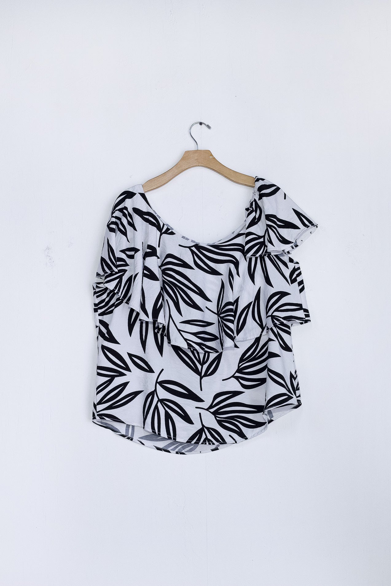Blusa Curvy Asimétrica con Olan Femenina Statement Versatil