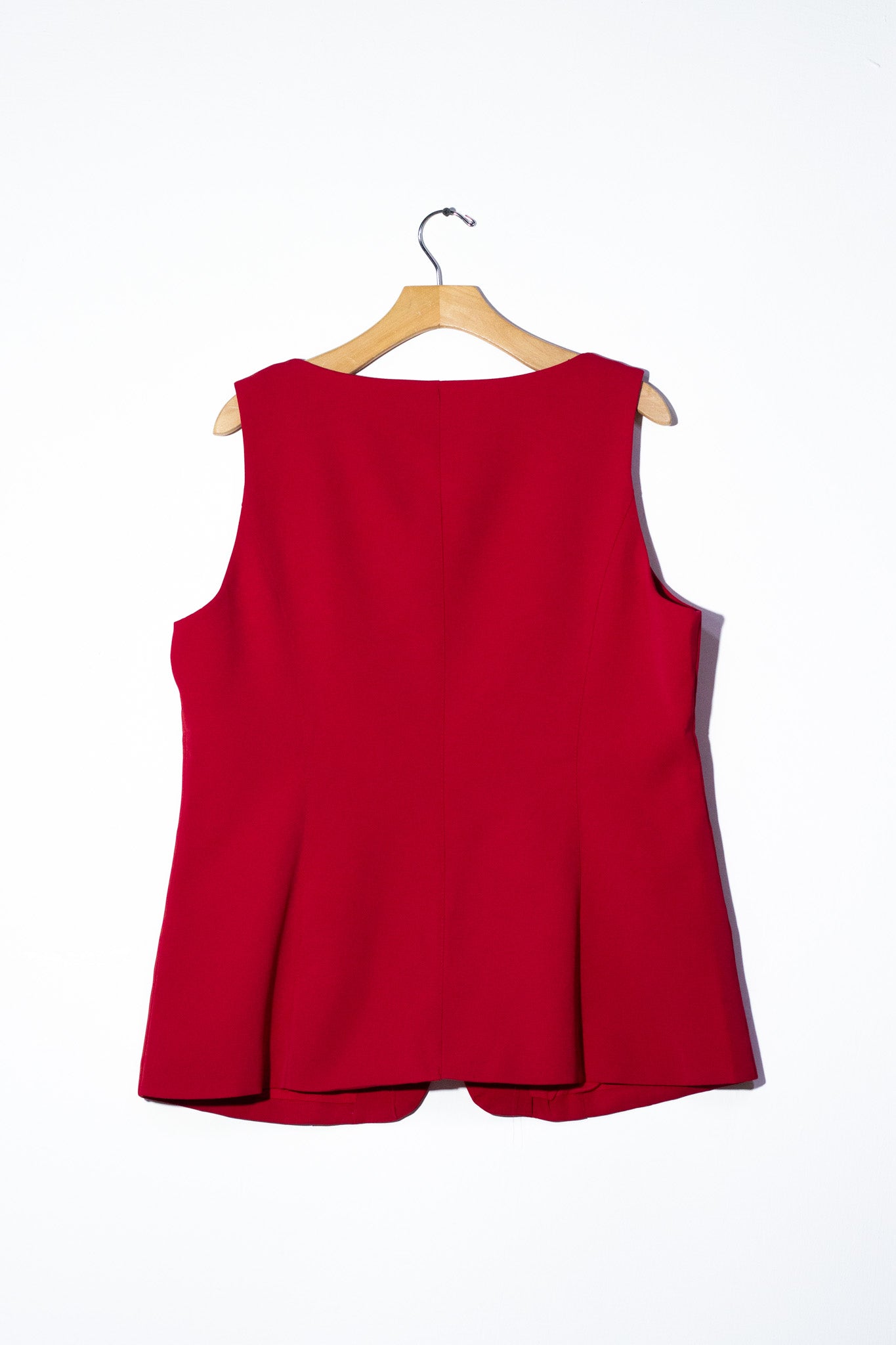 Chaleco liso con botones rojo