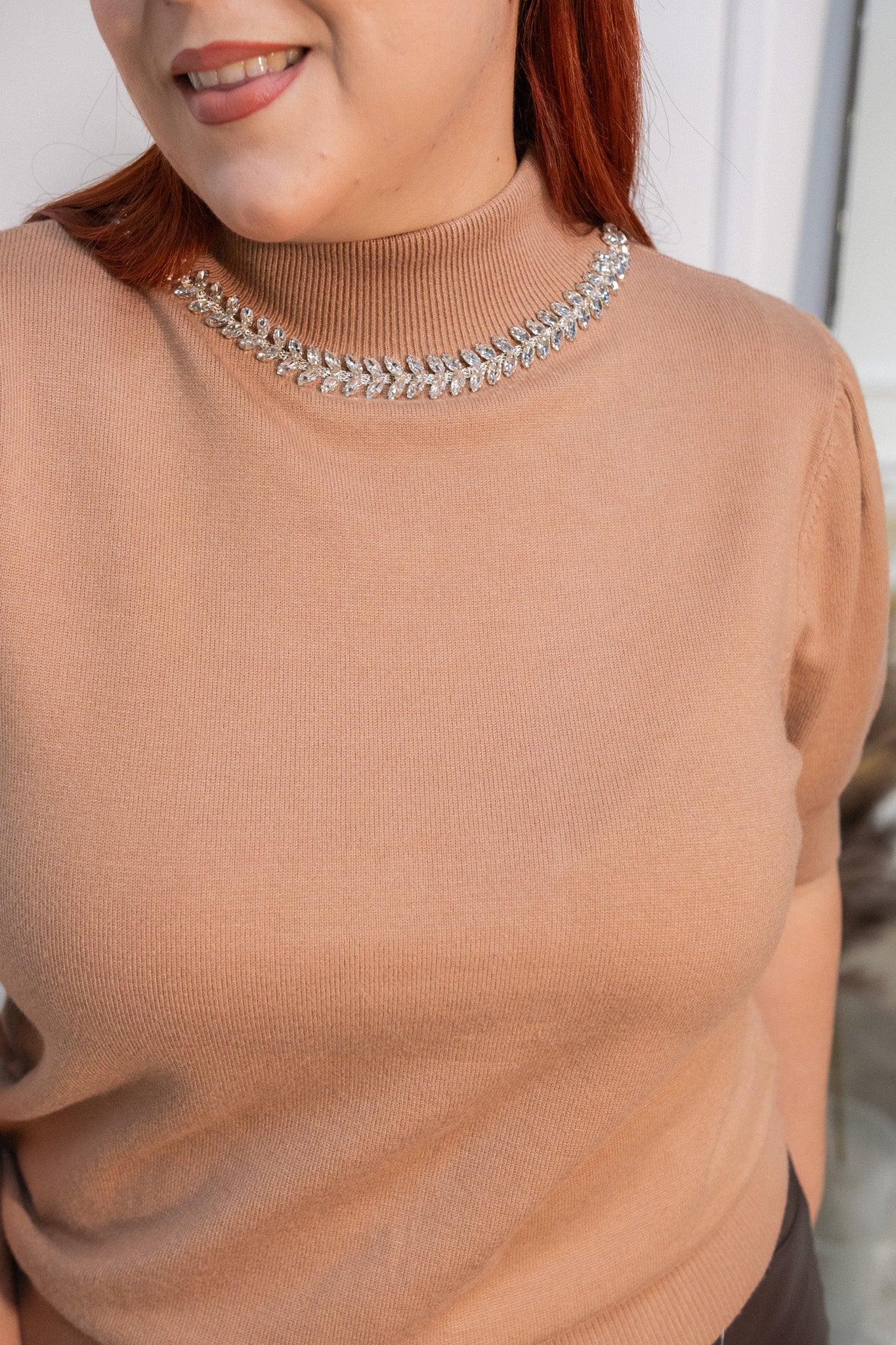 Blusa acanalada con piedras bei