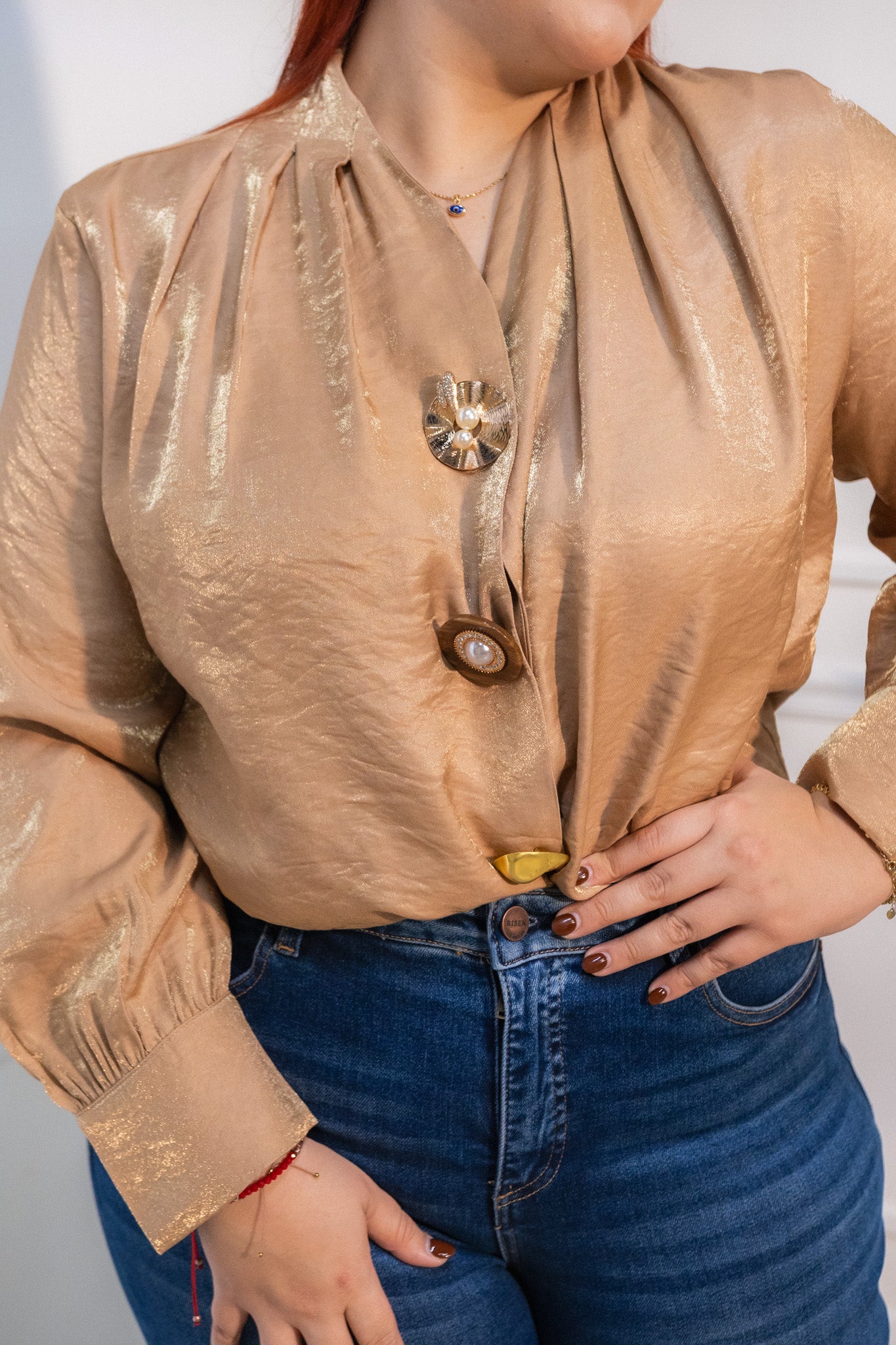 Camisa con botones dorada