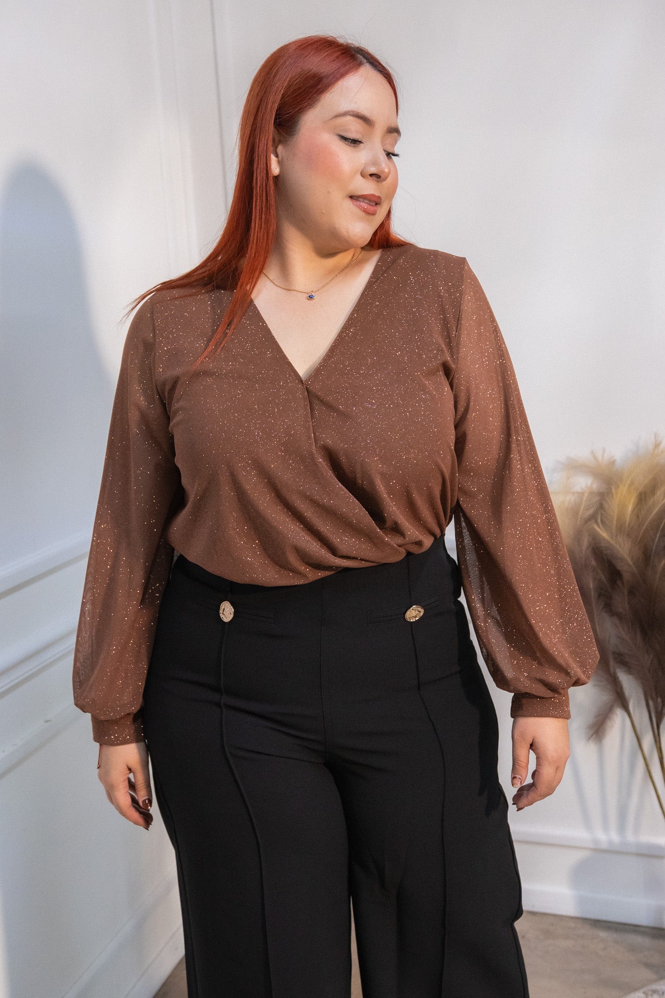 Panty blusa cruzada con brillos cafe