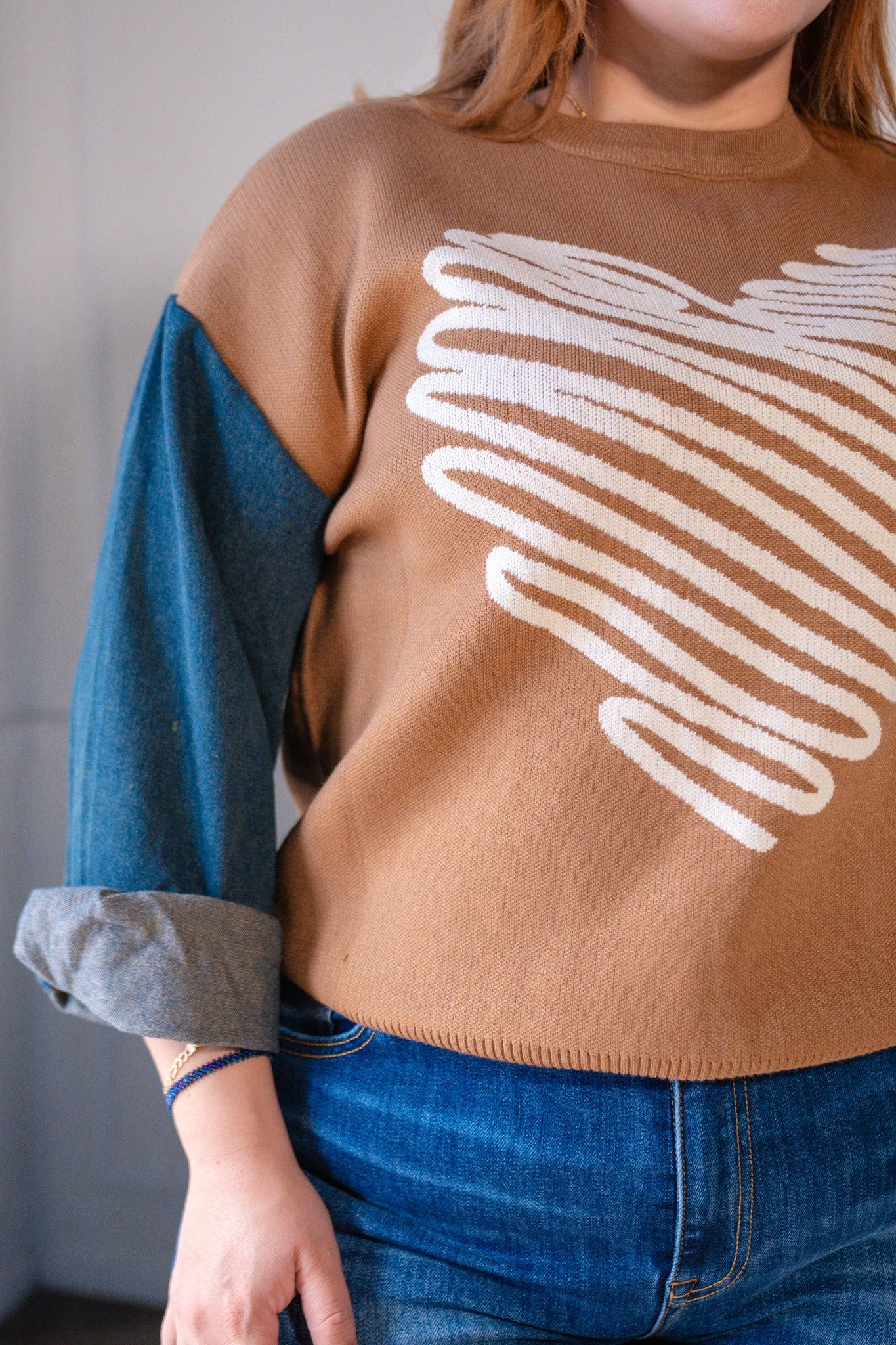 Suéter corazón manga denim cafe