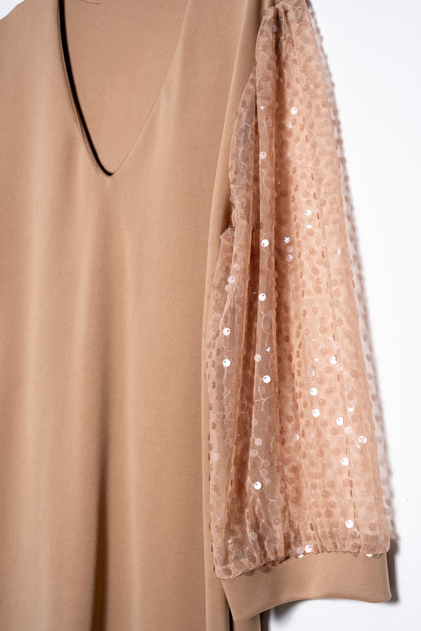 Vestido con detalle de lentejuela en manga bei