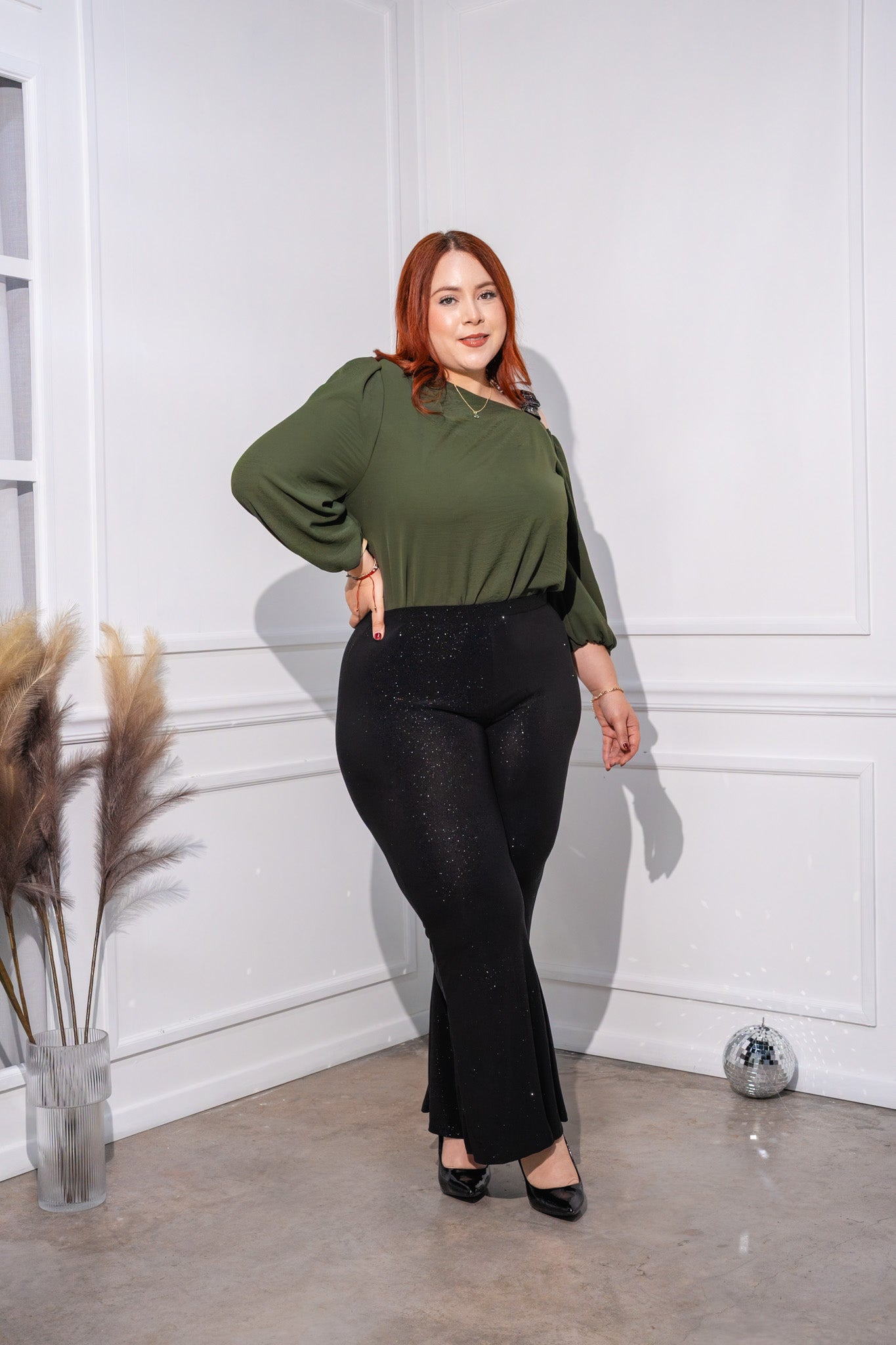 Blusa one shoulder con brillos olivo