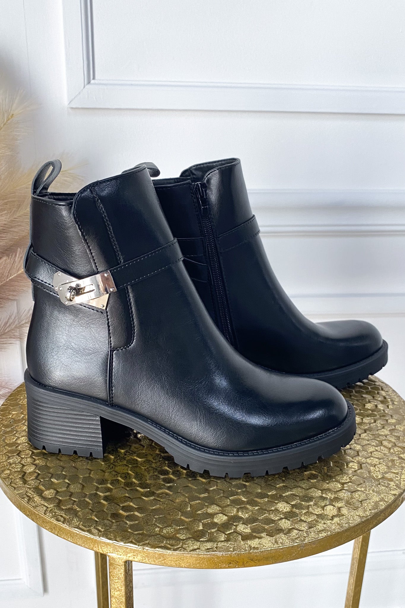 Leather ankle boot with black hardware