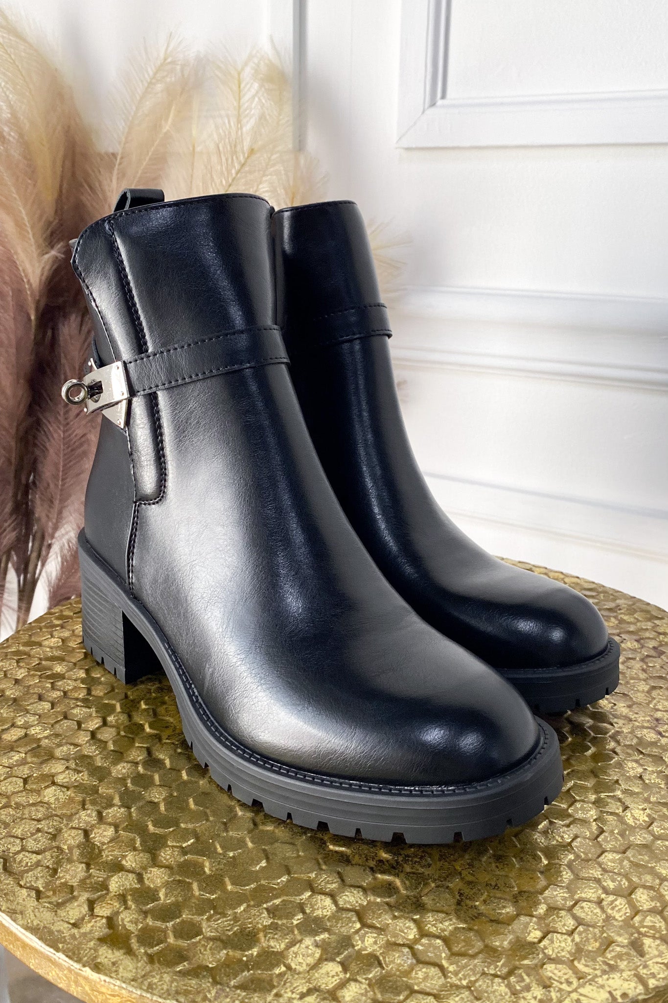 Leather ankle boot with black hardware