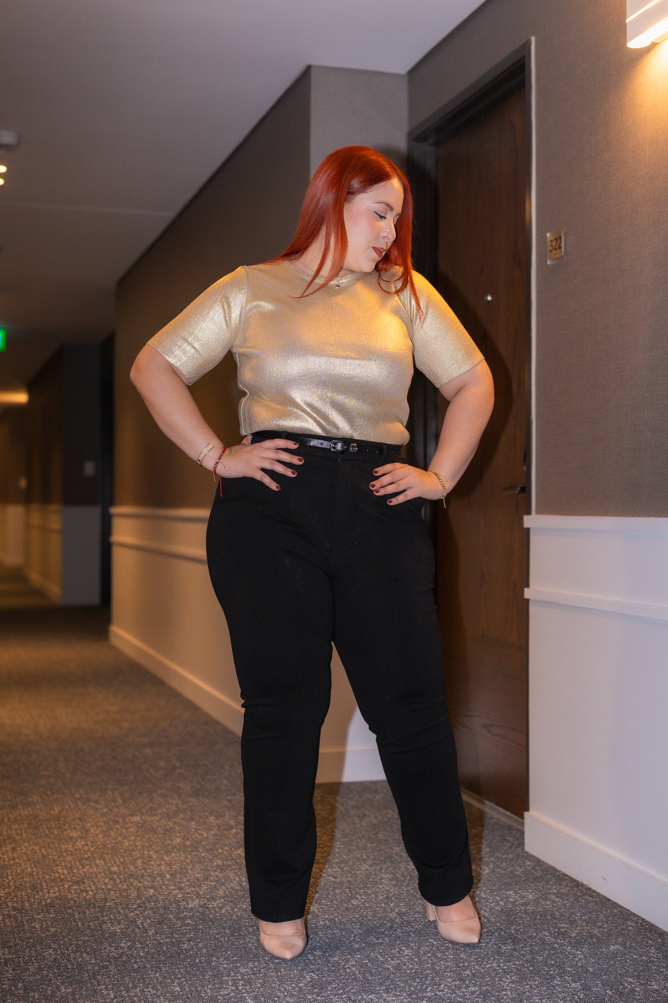 Pantalon vestir con cinto negro