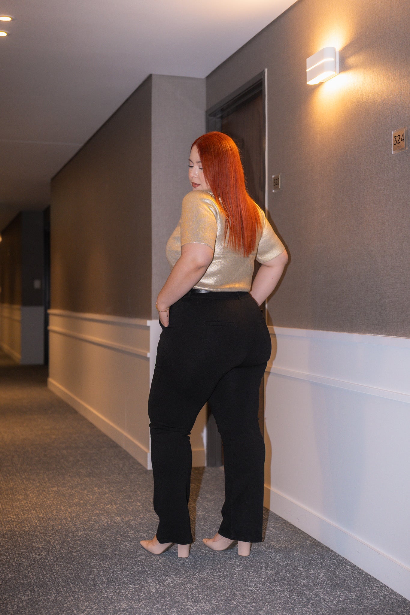 Pantalon vestir con cinto negro