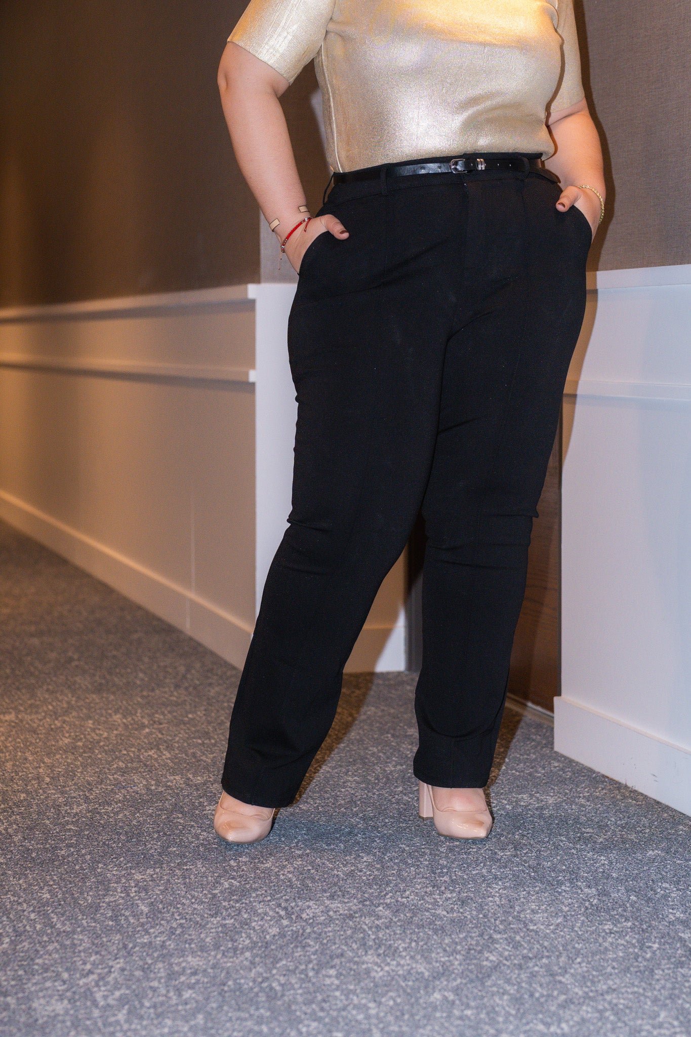 Pantalon vestir con cinto negro