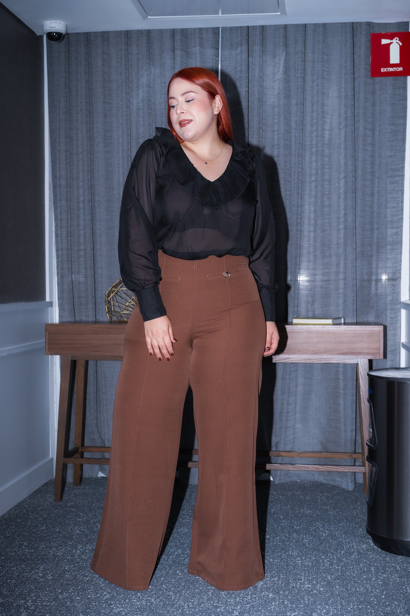 Blusa con escarola negra