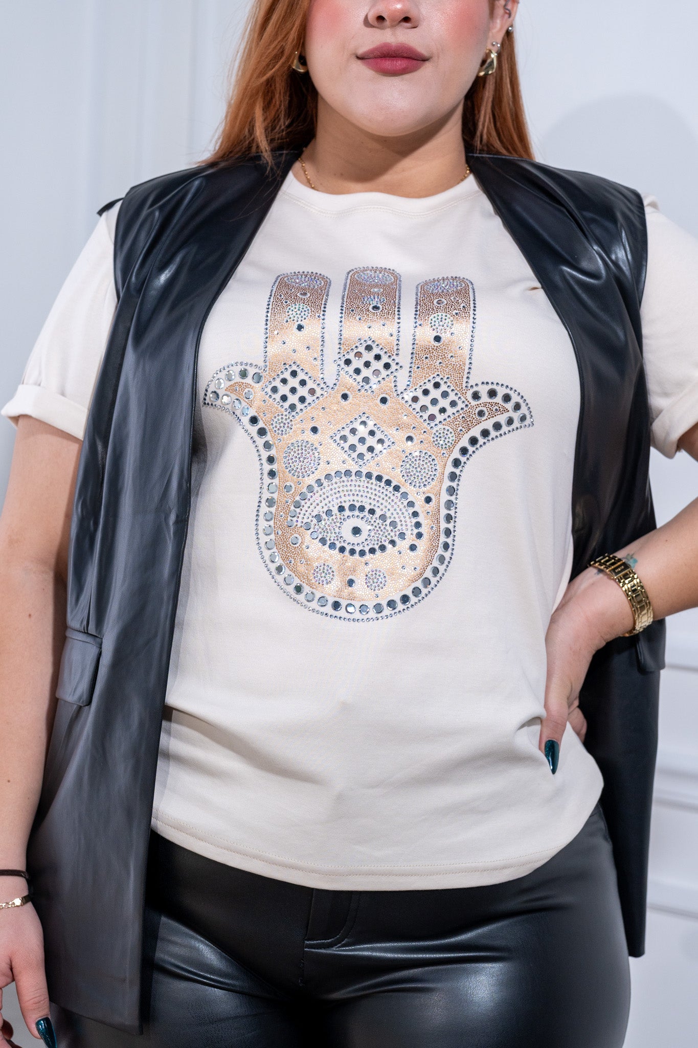 Playera mano piedras bei