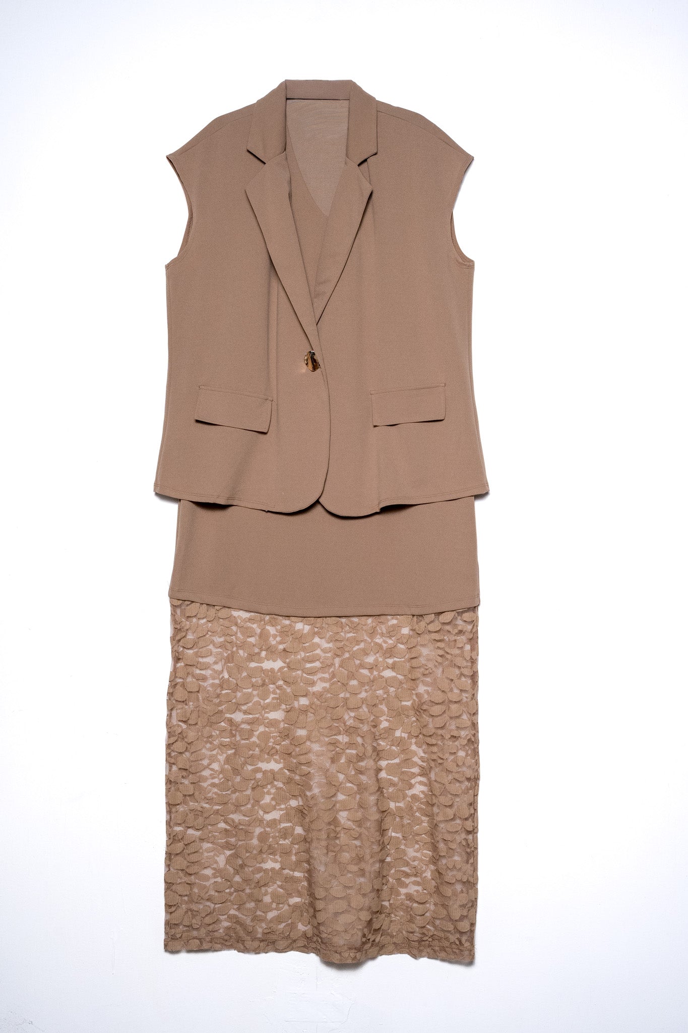 Vestido con encaje y chaleco bei