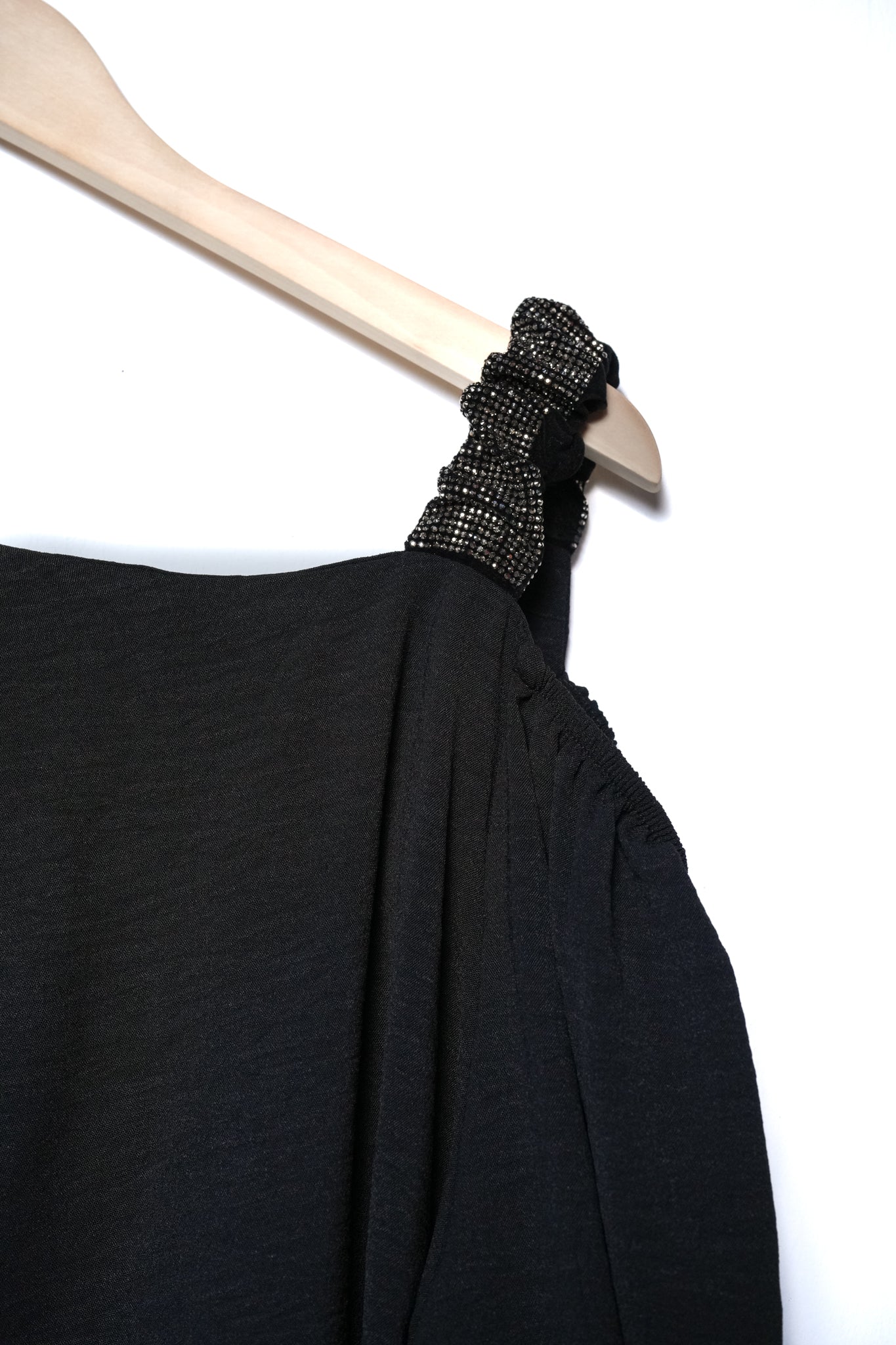Blusa one shoulder con brillo negra