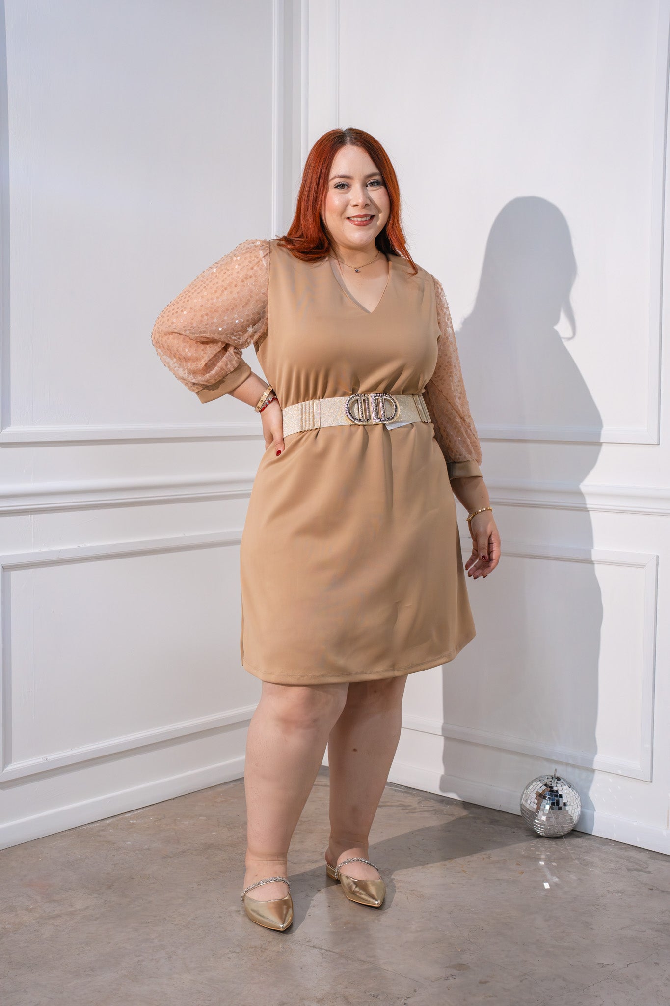 Vestido con detalle de lentejuela en manga bei