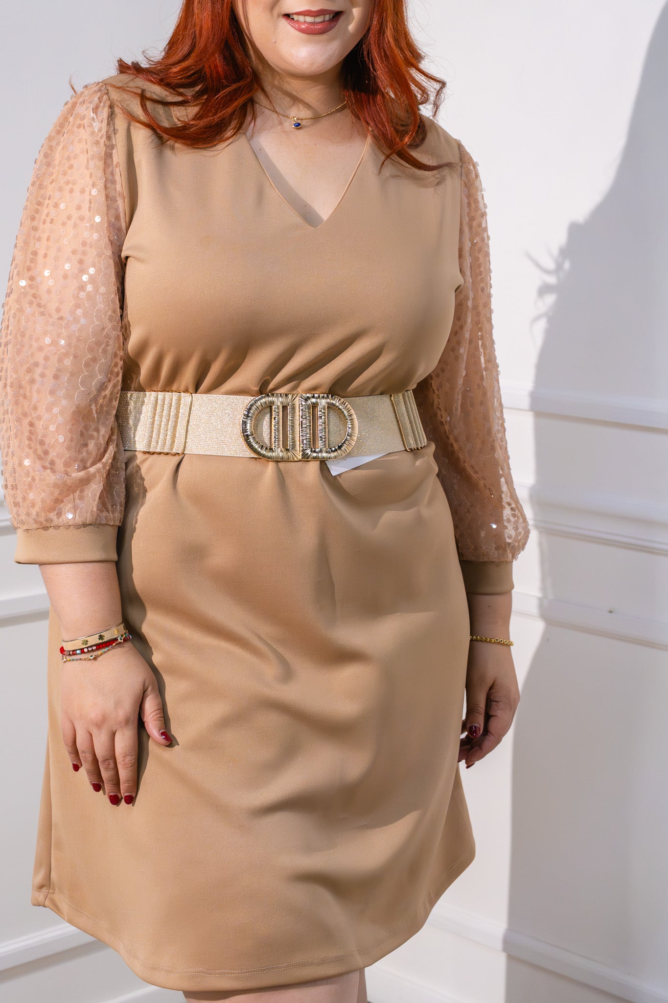 Vestido con detalle de lentejuela en manga bei