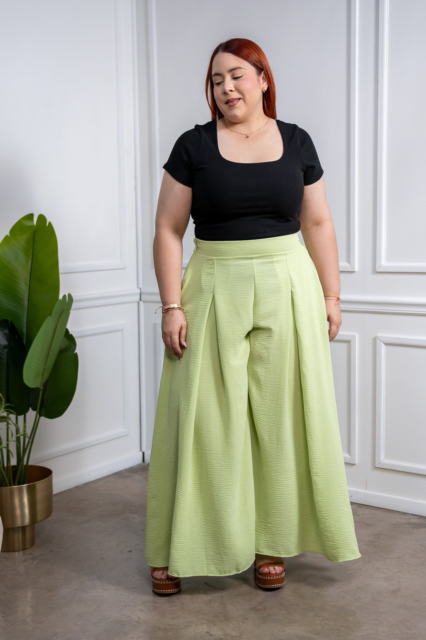 Blusa Curvy Básica Canalada Negra Textura Atemporal Versátil