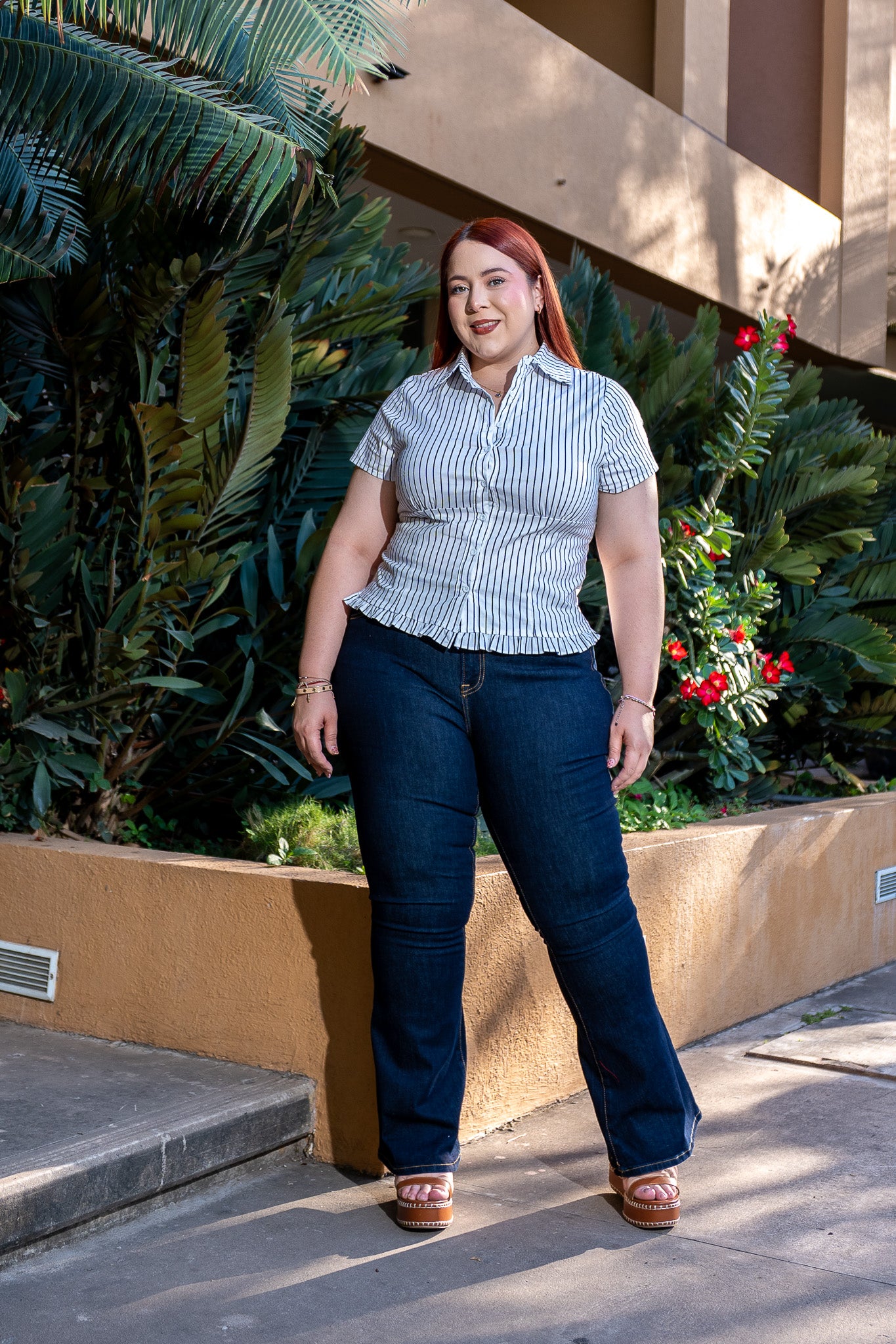 Jeans de mezclilla stretch corte campana y cintura alta. La perfecta fusión entre casual y moderno.