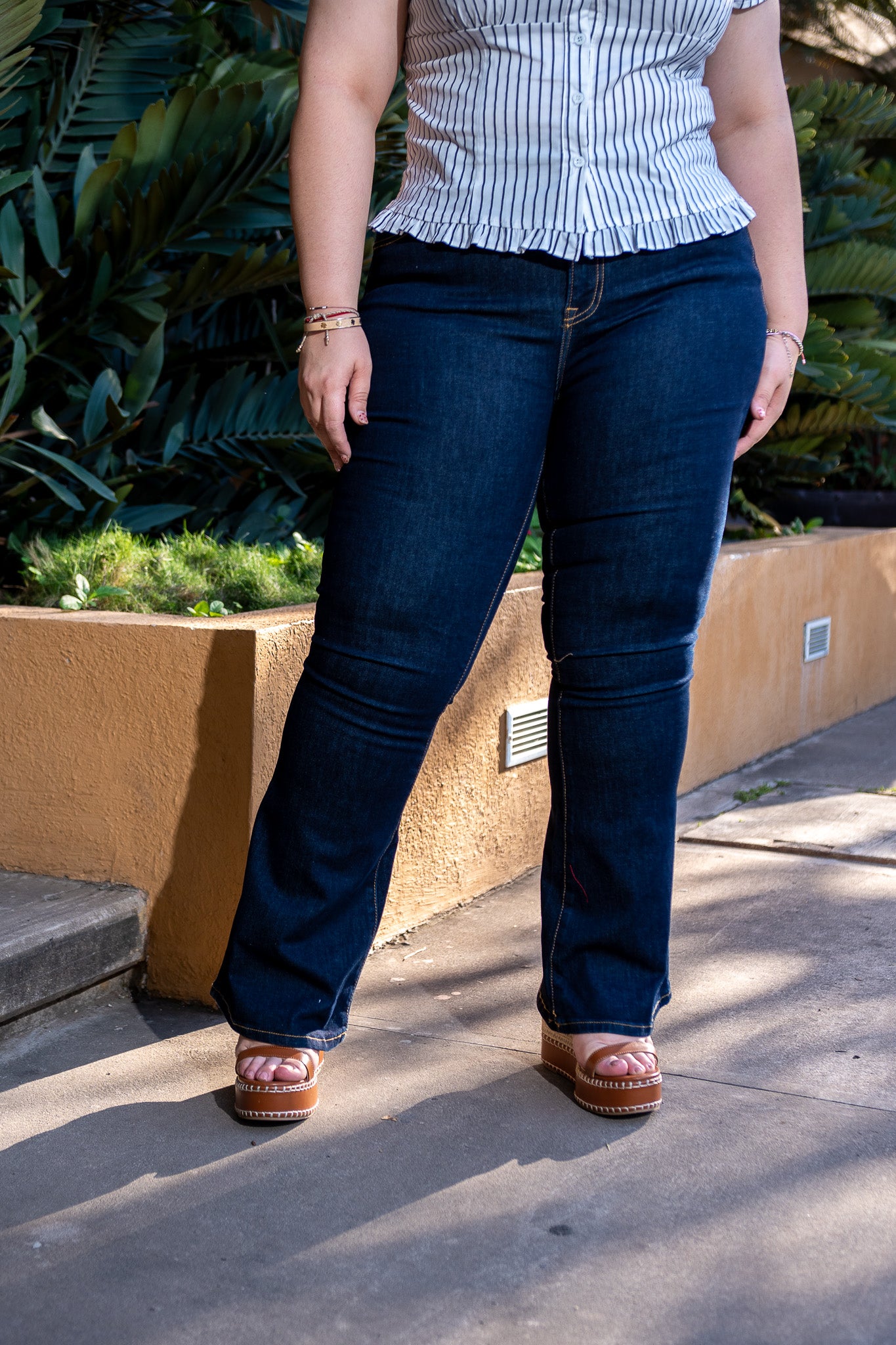 Jeans de mezclilla stretch corte campana y cintura alta. La perfecta fusión entre casual y moderno.