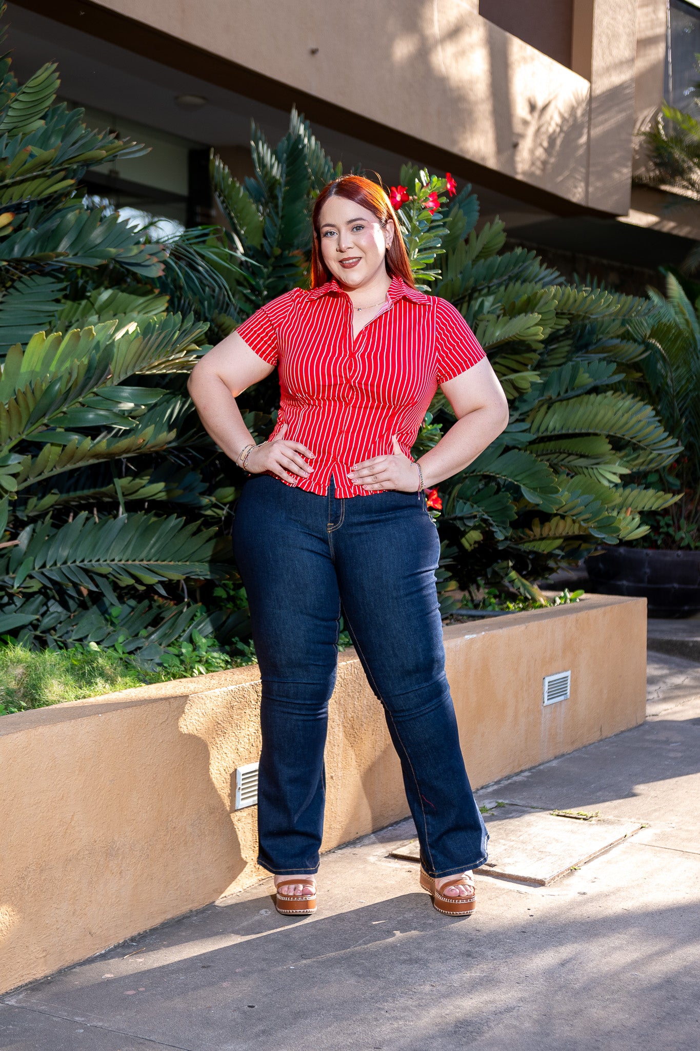 Camisa con rayas y elástico atrás para un look de oficina chic.