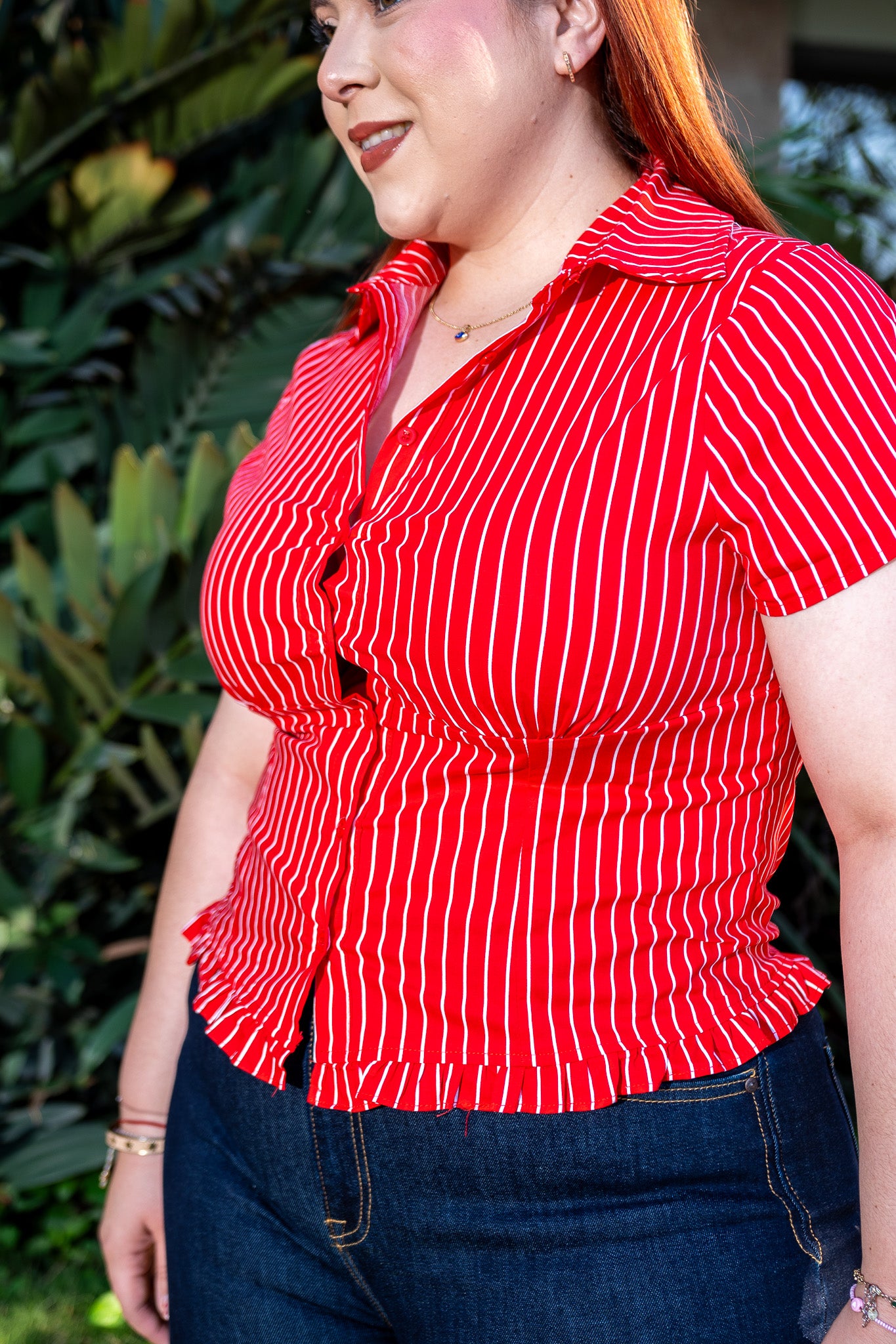 Camisa con rayas y elástico atrás para un look de oficina chic.