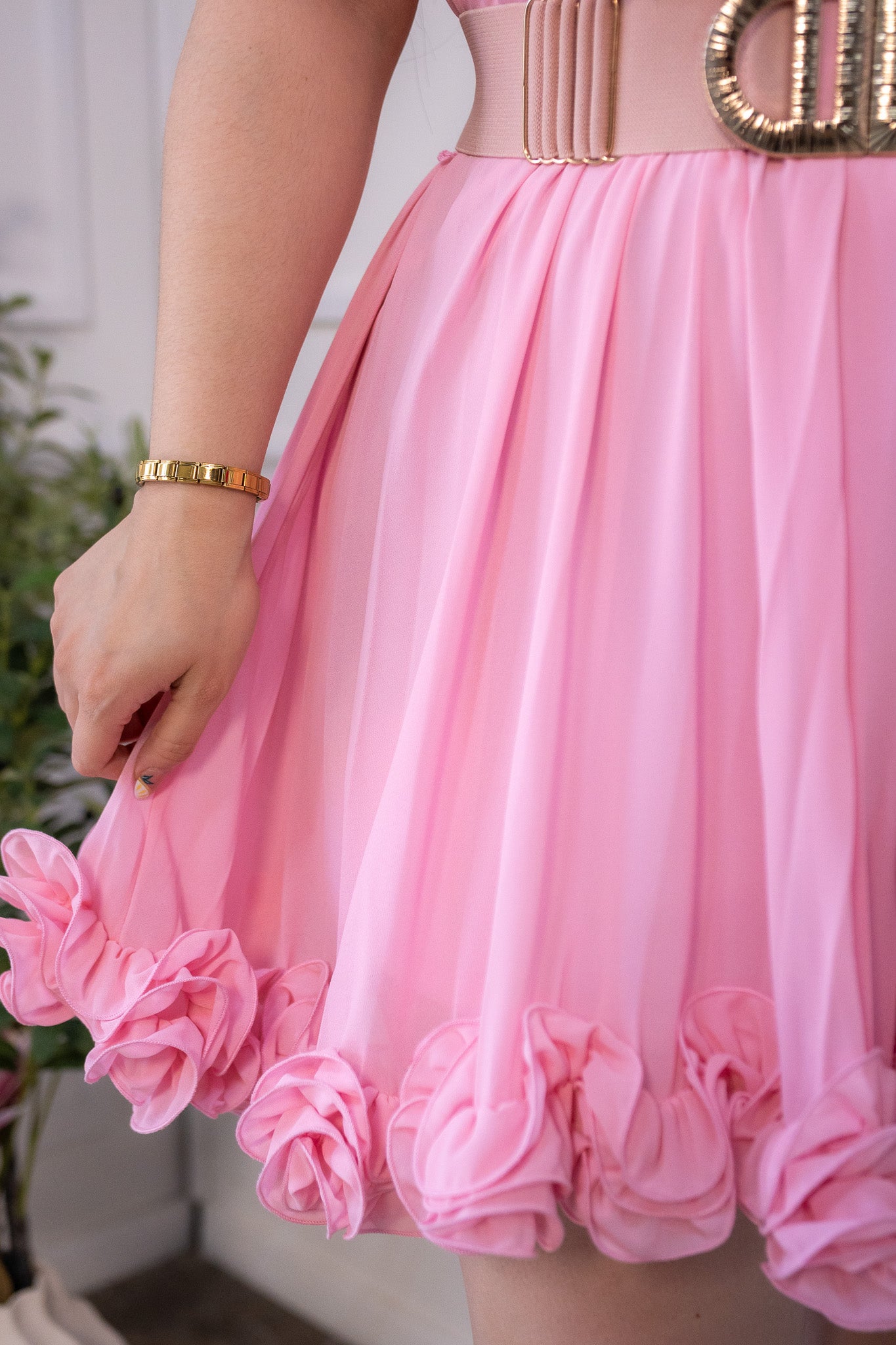 Vestido coqueto de gasa pliegues con forro. Sin mangas. Adecuado para cumpleaños, bautizos y salidas.