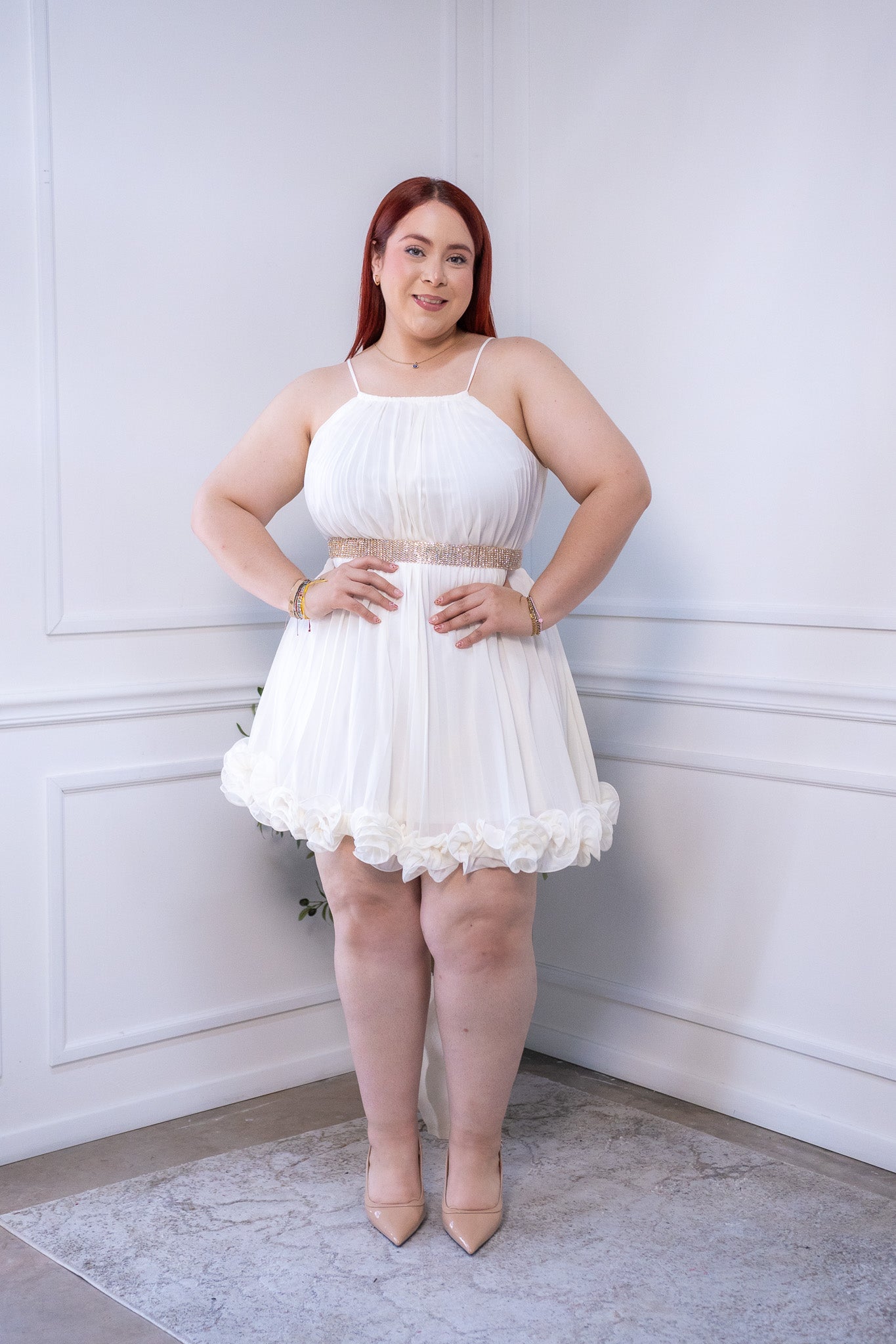 Vestido coqueto de gasa pliegues con forro. Sin mangas. Adecuado para bautizos, boda o jardín.