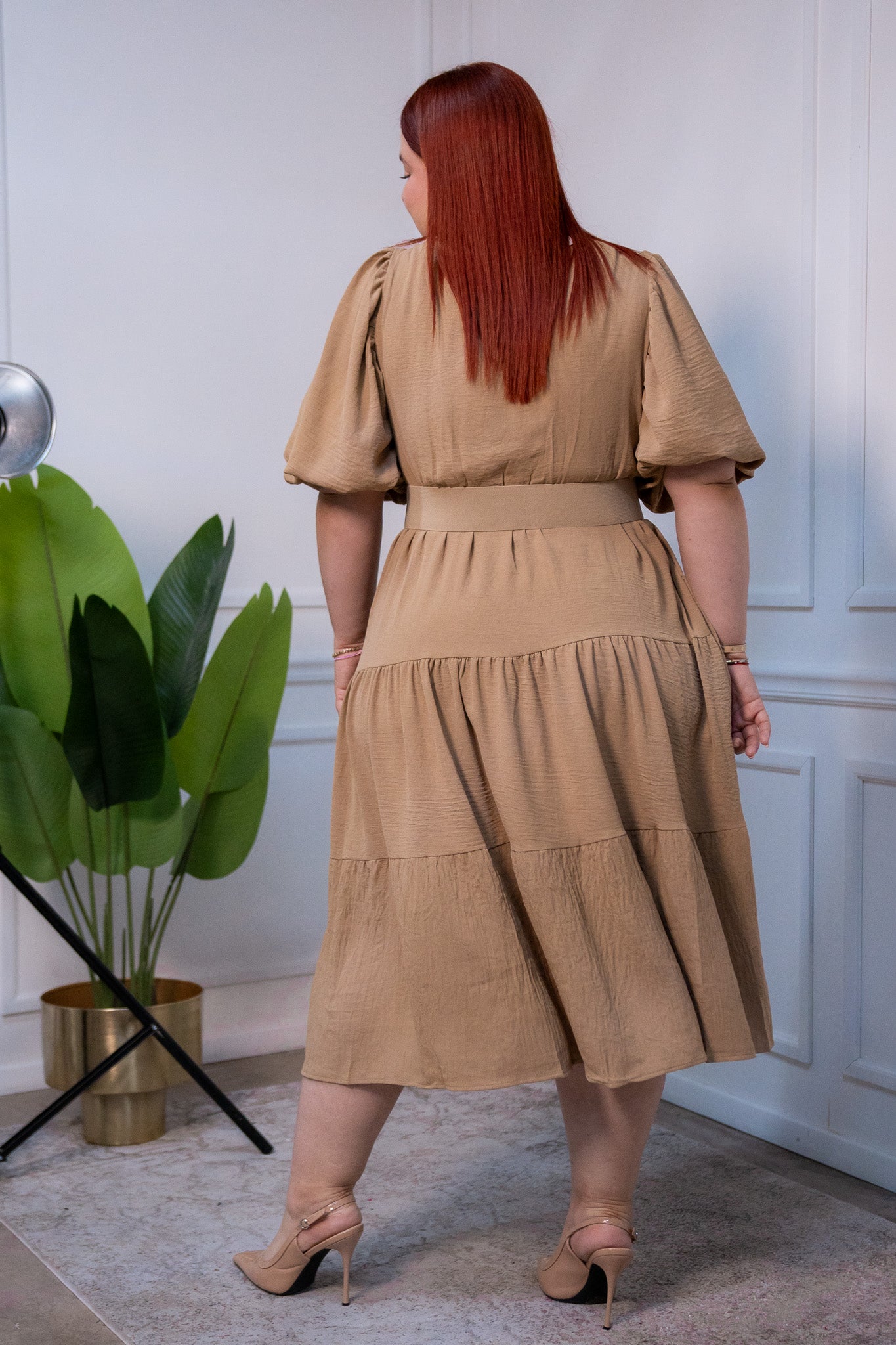 Vestido elegante y femenino, diseño fluido y ligero crea una silueta favorecedora, ideal para looks de verano, vacaciones o eventos.