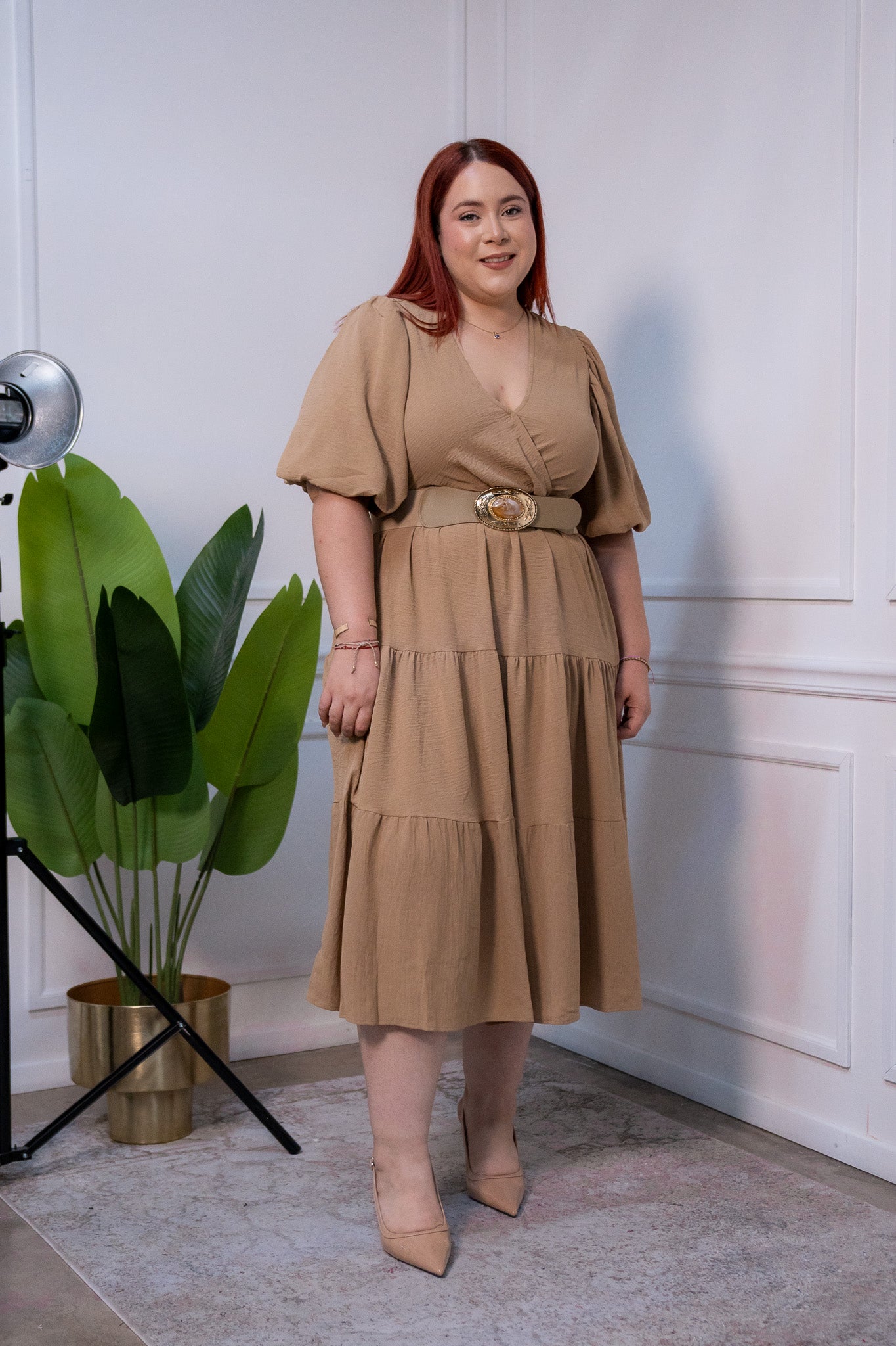 Vestido elegante y femenino, diseño fluido y ligero crea una silueta favorecedora, ideal para looks de verano, vacaciones o eventos.