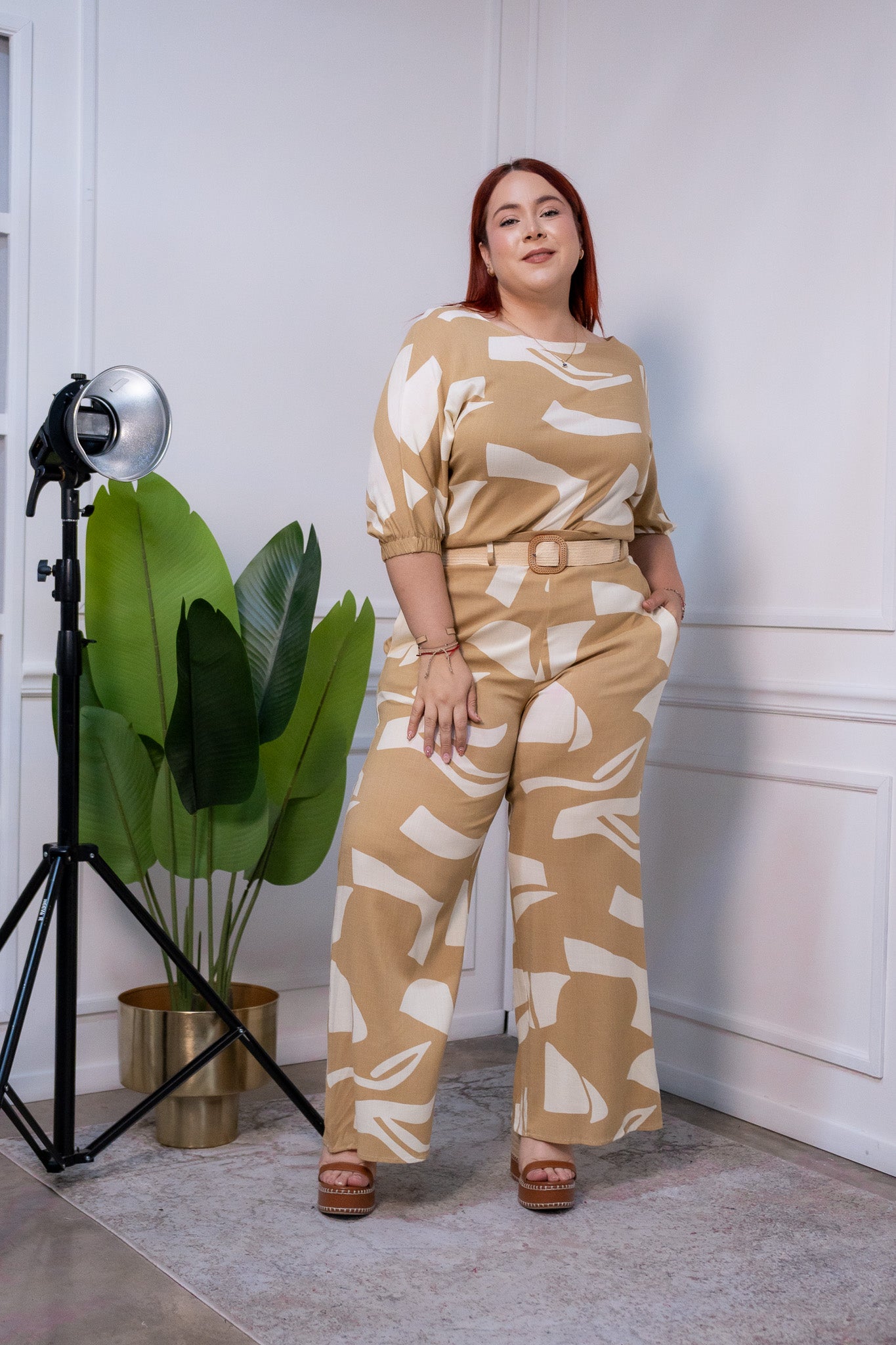 Conjunto de 2 pz pantalon c/elastico y blusa, estampado de lino look para verte fresca y elegante. Incluye cinto.