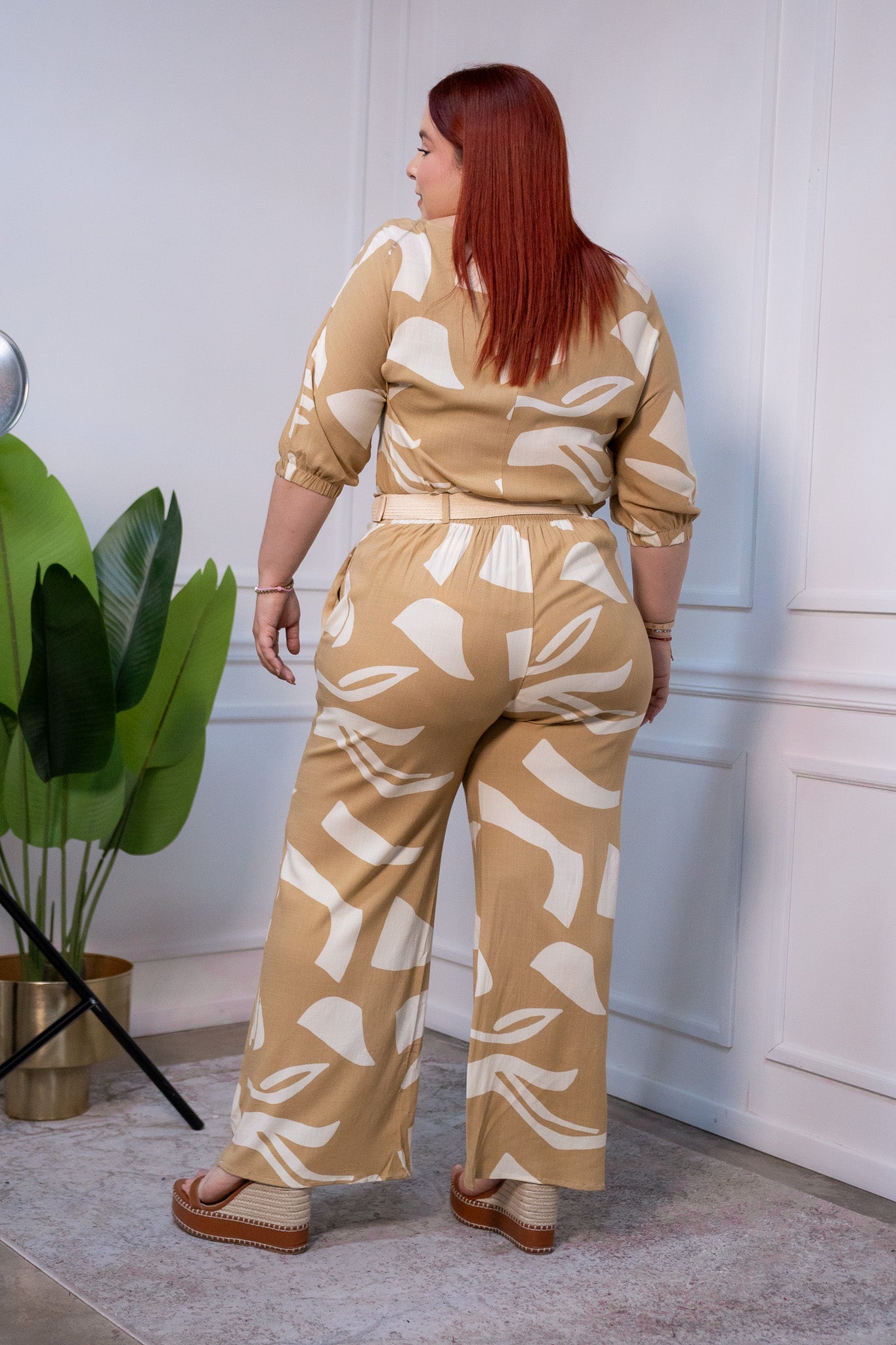 Conjunto de 2 pz pantalon c/elastico y blusa, estampado de lino look para verte fresca y elegante. Incluye cinto.