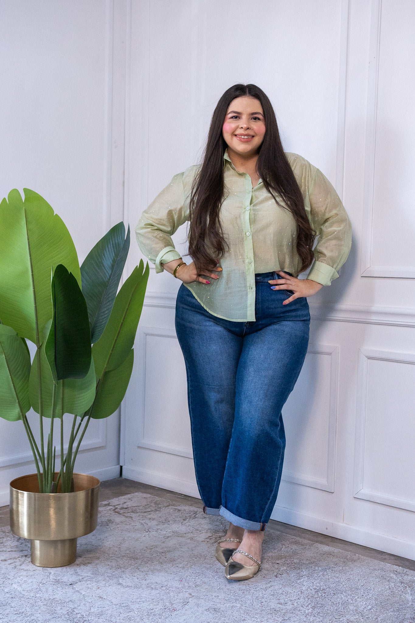 Camisa de gasa transparente con detalle de piedras para un look relajado y fashion.