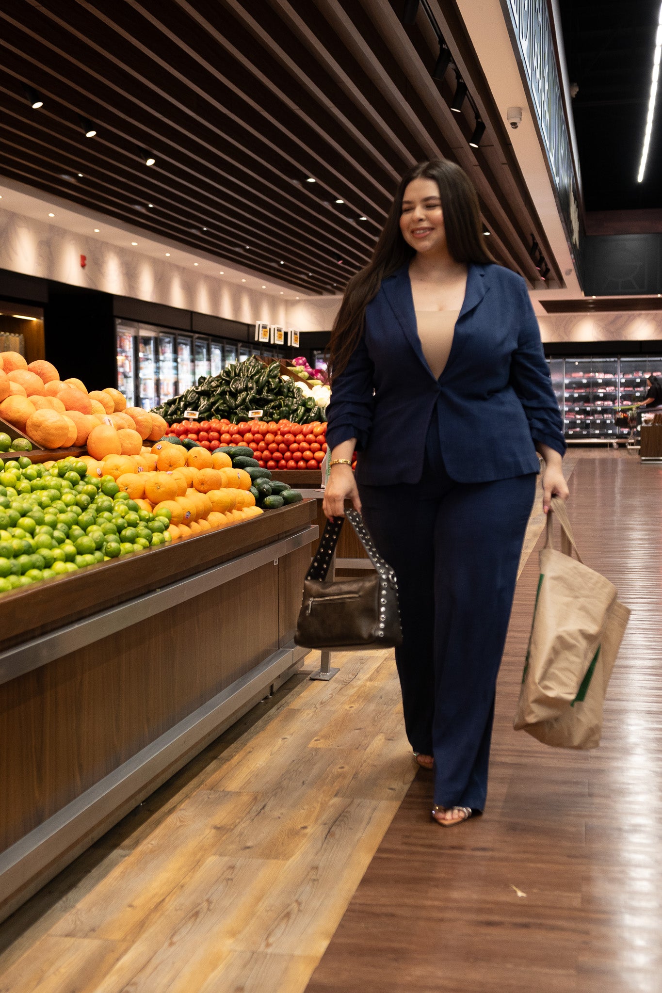 Modelo curvy usando conjunto blazer y pantalón de lino, look profesional fresco, talla extra plus size