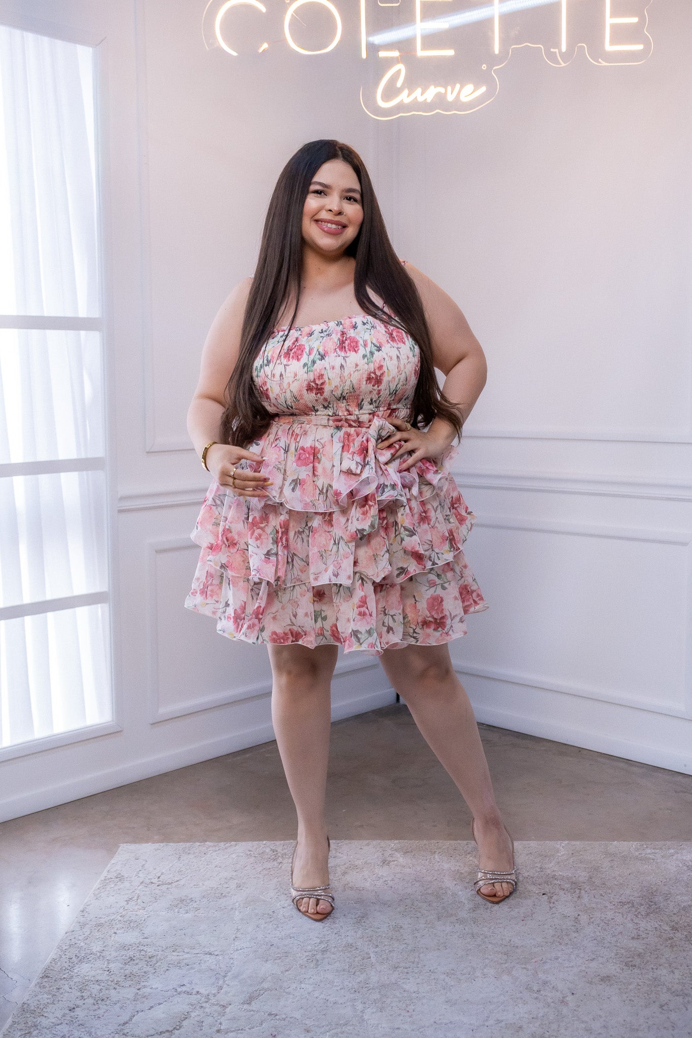 Vestido Curvy Corto Gasa Floral con Volantes y Forro Interior
